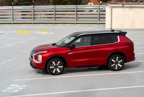 MITSUBISHI OUTLANDER (2025)