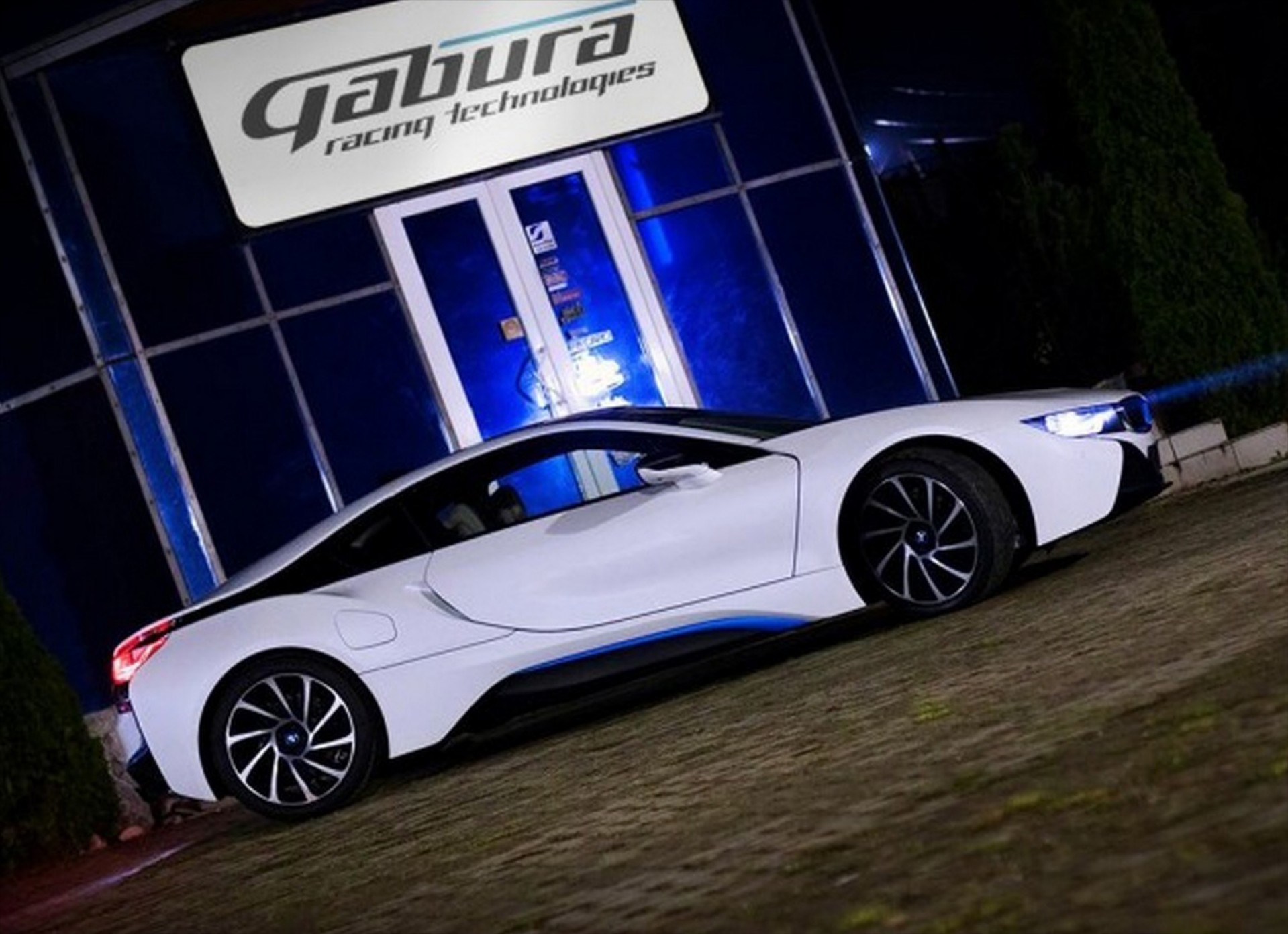 Βελτιωτής «στρίμωξε» V8 μοτέρ σε BMW i8