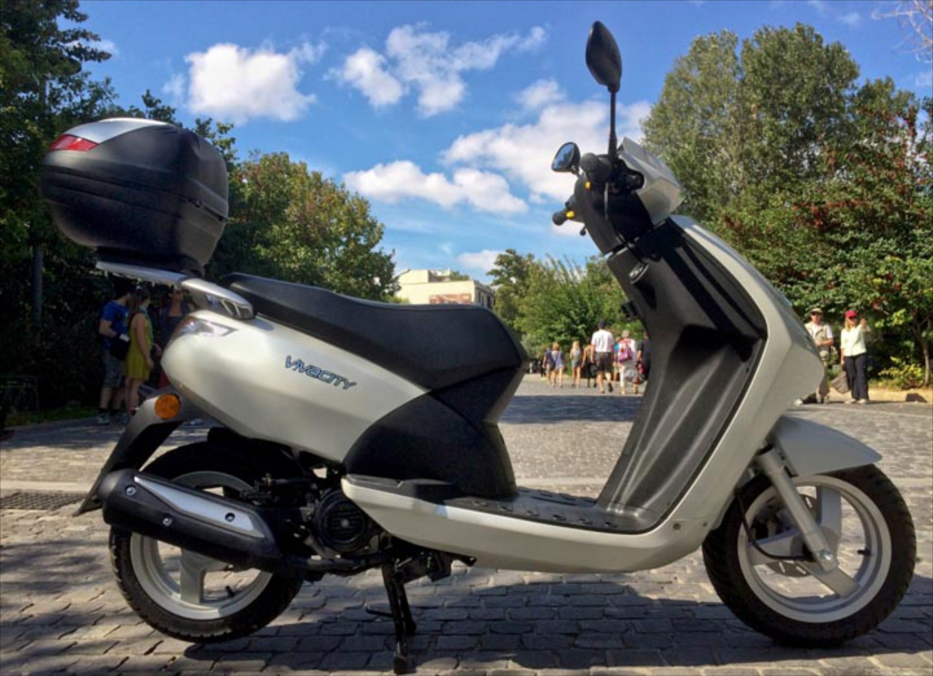 Peugeot Vivacity 3 50 με δώρο σχάρα και βαλίτσα