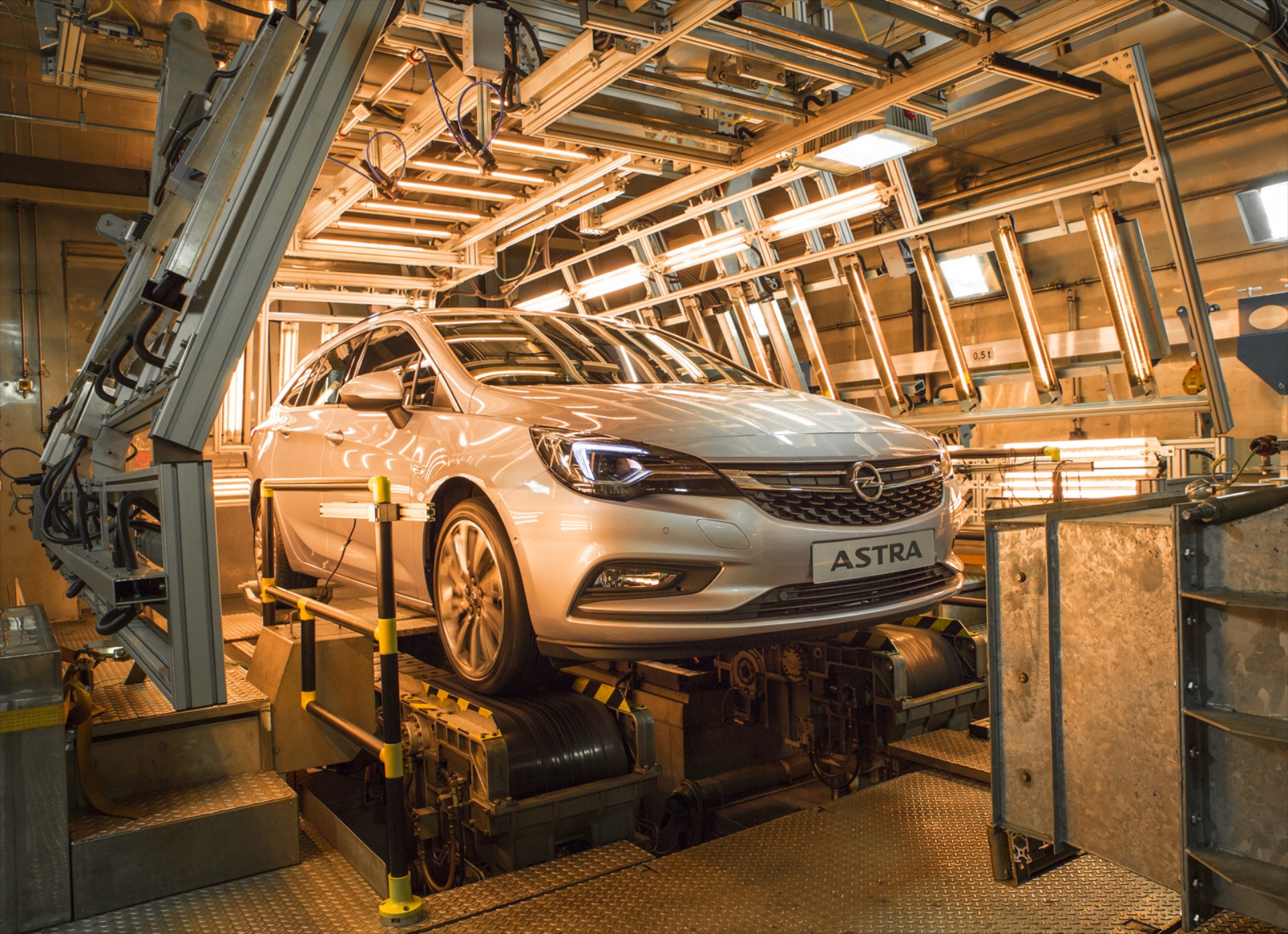 Το νέο Opel Astra Sports Tourer στο… φούρνο