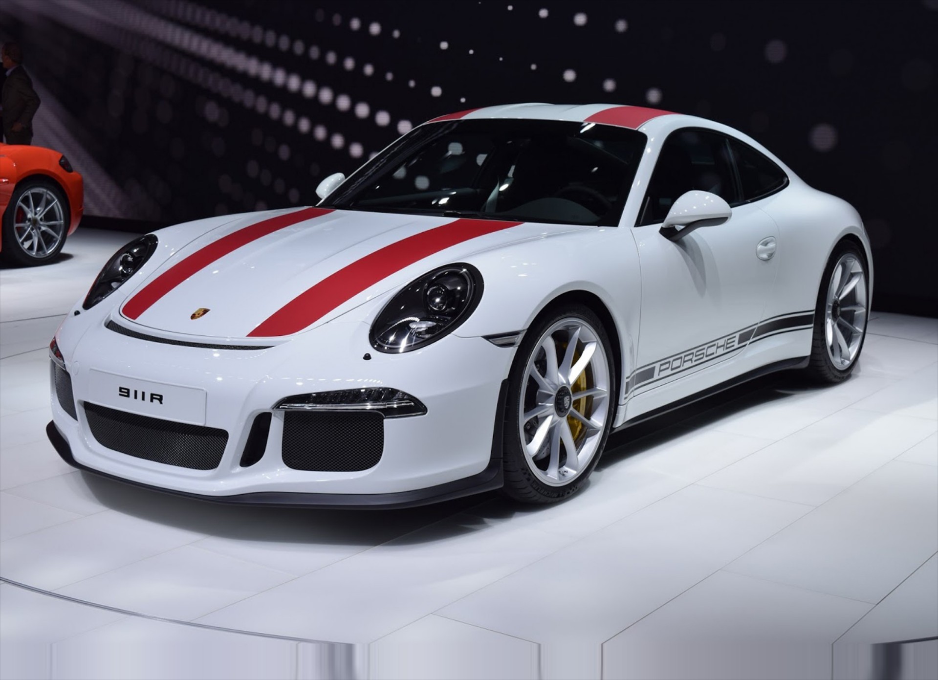 Τιμή στα «όπλα» από την Porsche 911 R (video)