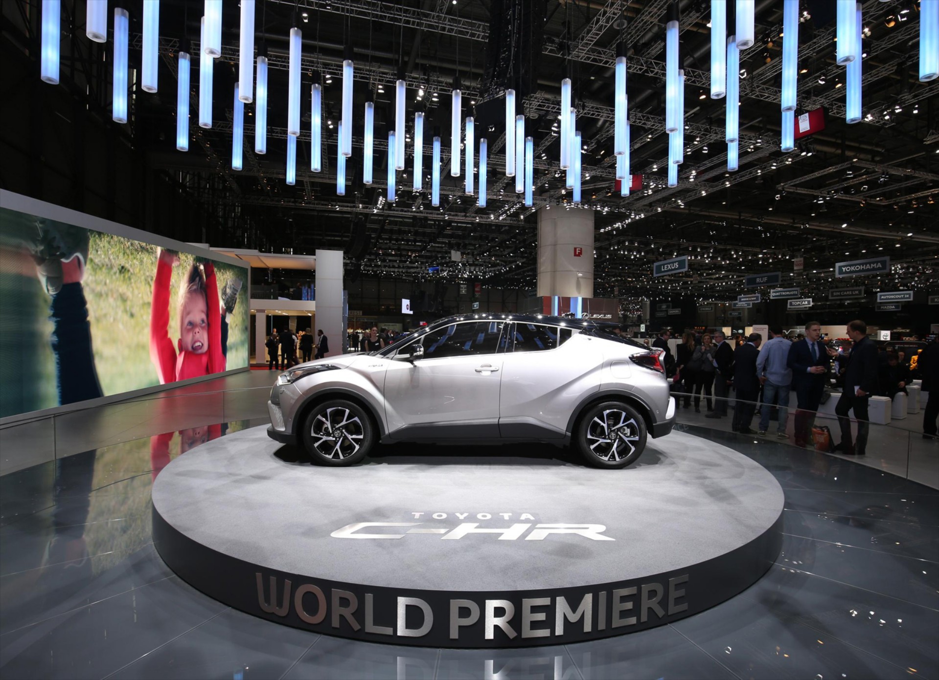 Υβριδικό και τούρμπο το μικρό Toyota C-HR