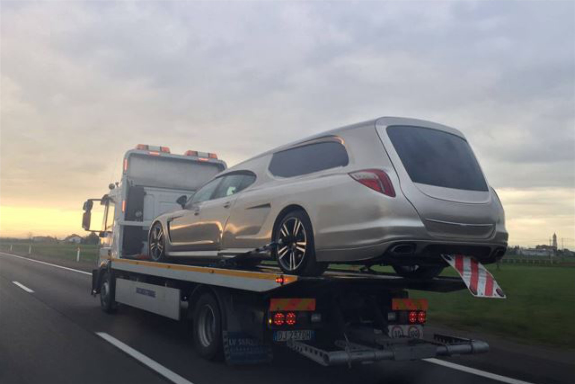 Μια Porsche Panamera που έγινε… νεκροφόρα!