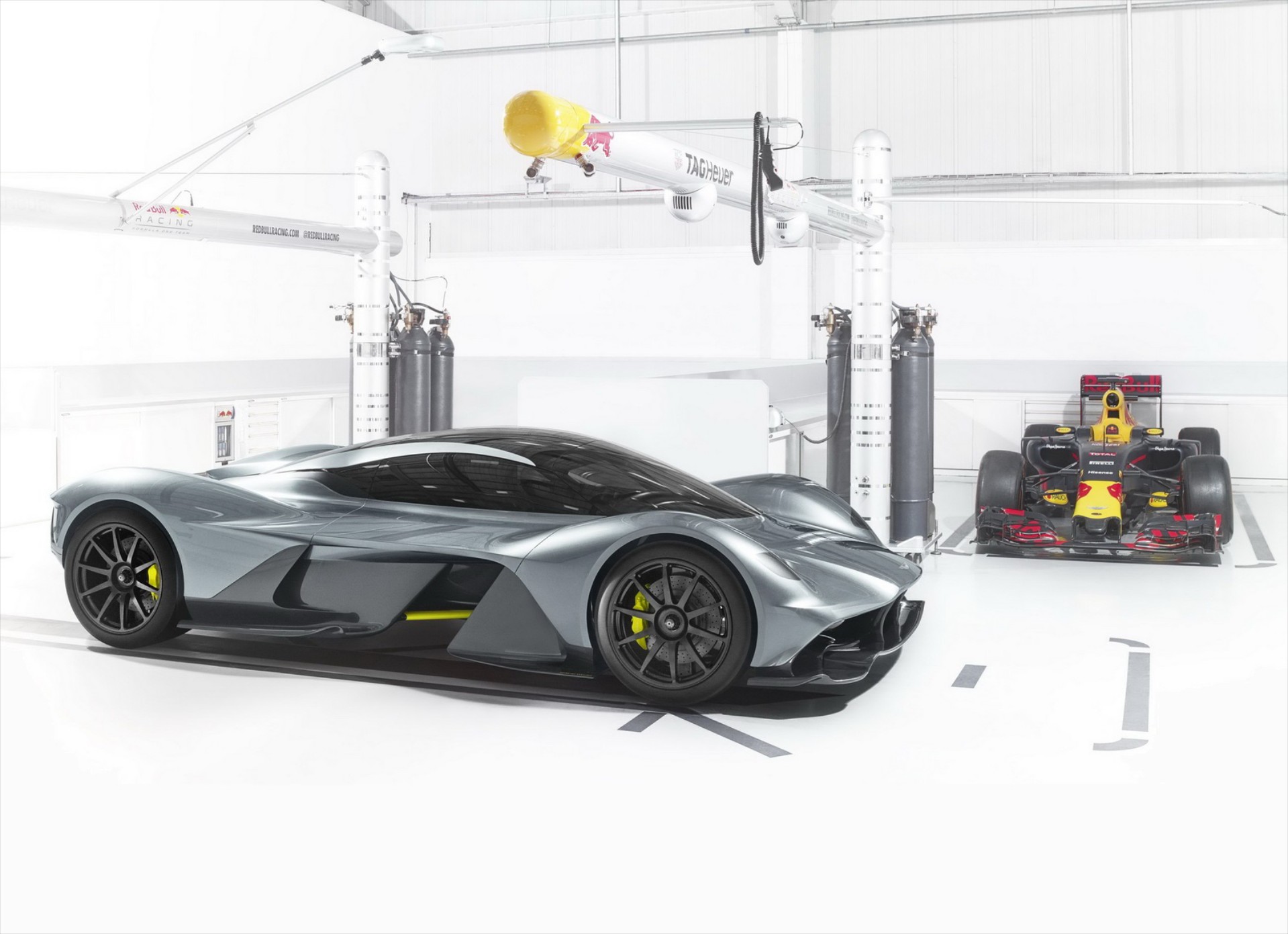 AM-RB 001 για το δρόμο και την πίστα