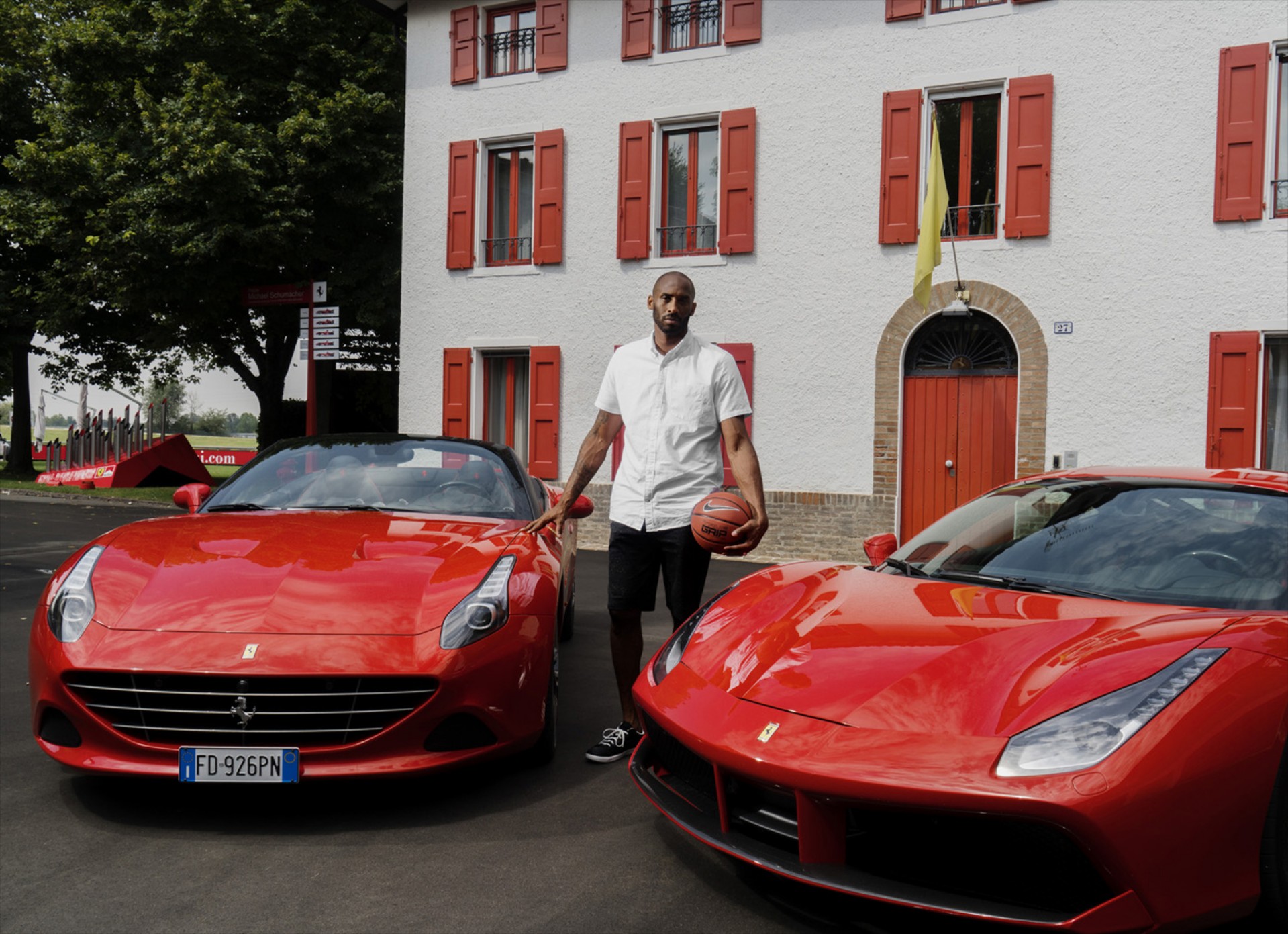 Τι κάνει ο Kobe Bryant στη βάση της Ferrari;