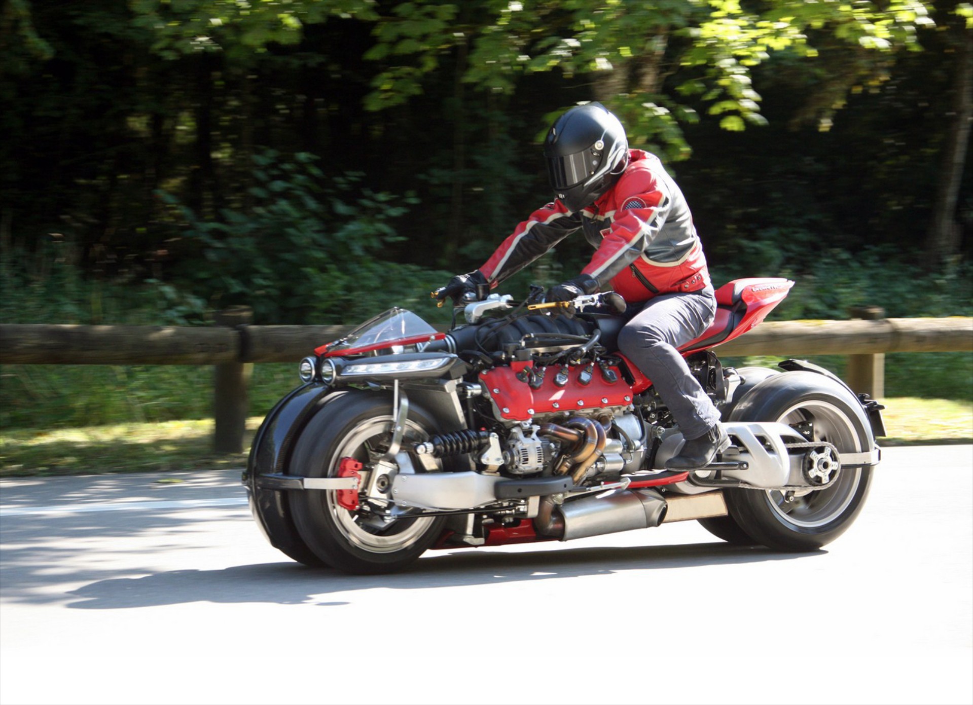 Μοτοσικλέτα με κινητήρα Maserati 470 ίππων (video)