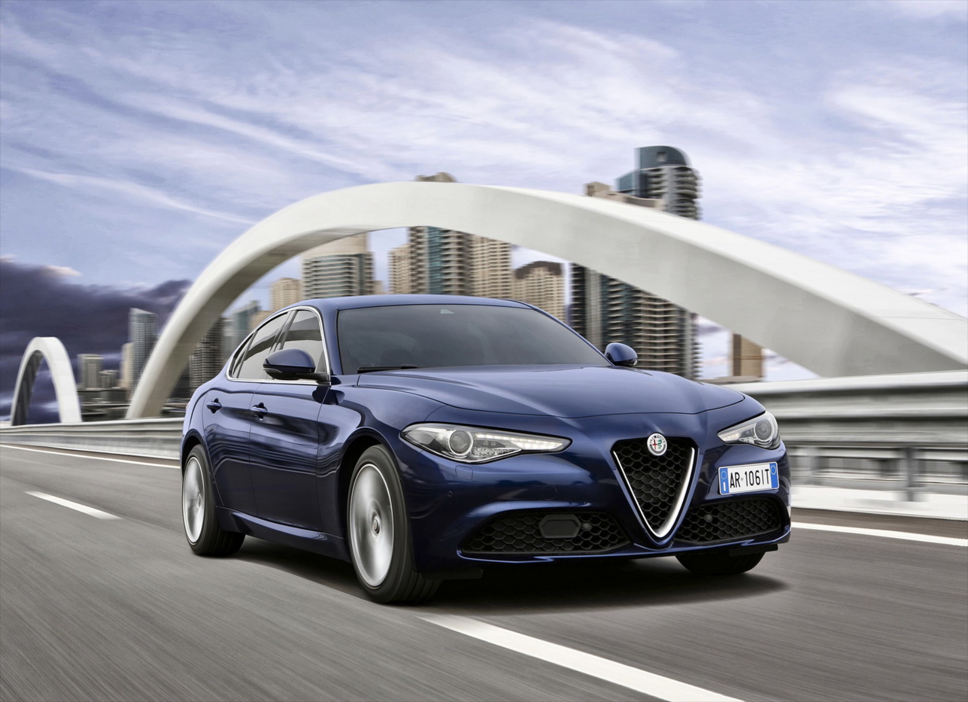 Οι τιμές της νέας βενζινοκίνητης Alfa Romeo Giulia