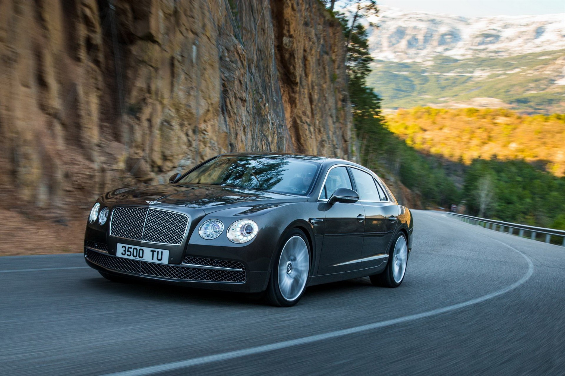 Ολοκαίνουργια Bentley Flying Spur