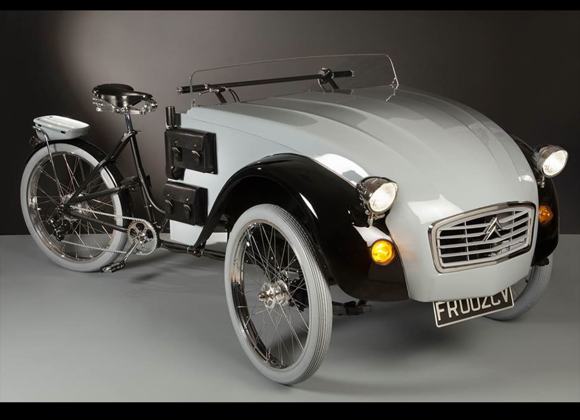 To αγαπημένο 2CV και σε… ηλεκτρικό 3κυκλο