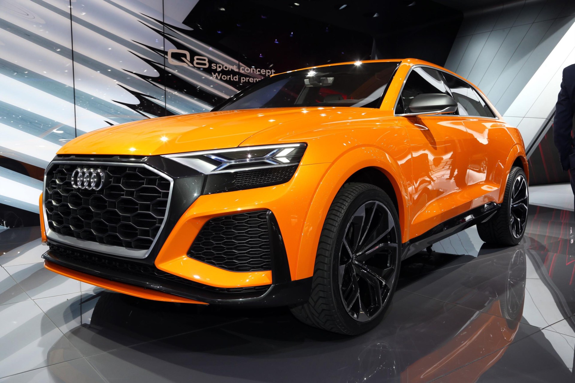 Μία sport λιμουζίνα με δυνατότητες SUV (vid)