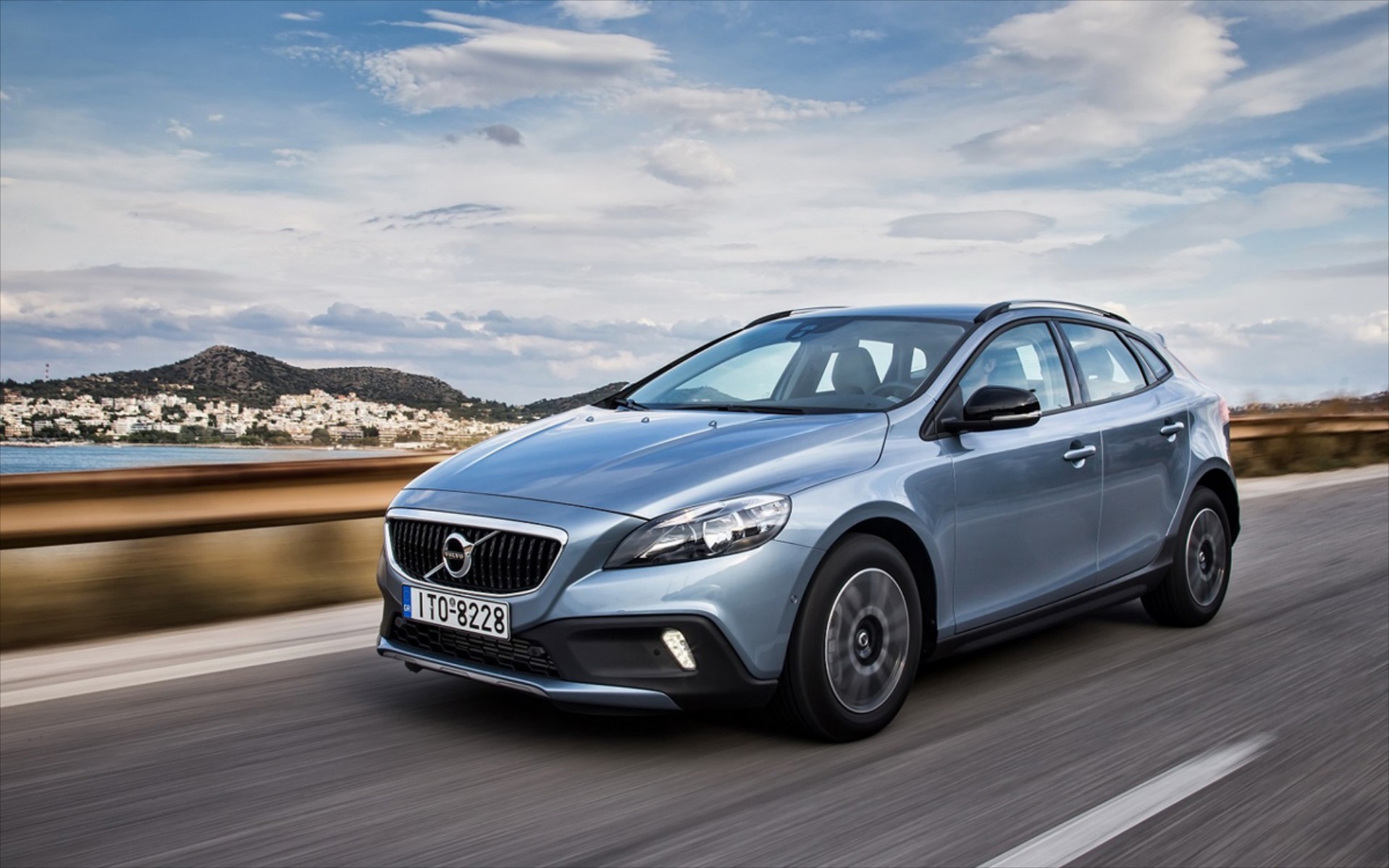 Volvo V40 Cross Country με δωρεάν πακέτο εξοπλισμού