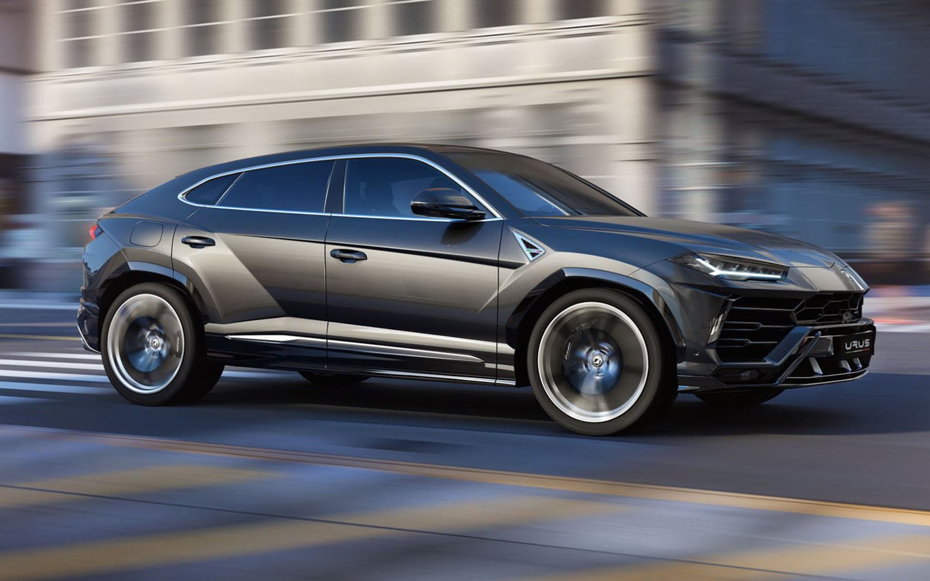 Η Lamborghini βάζει την Urus στην πρίζα