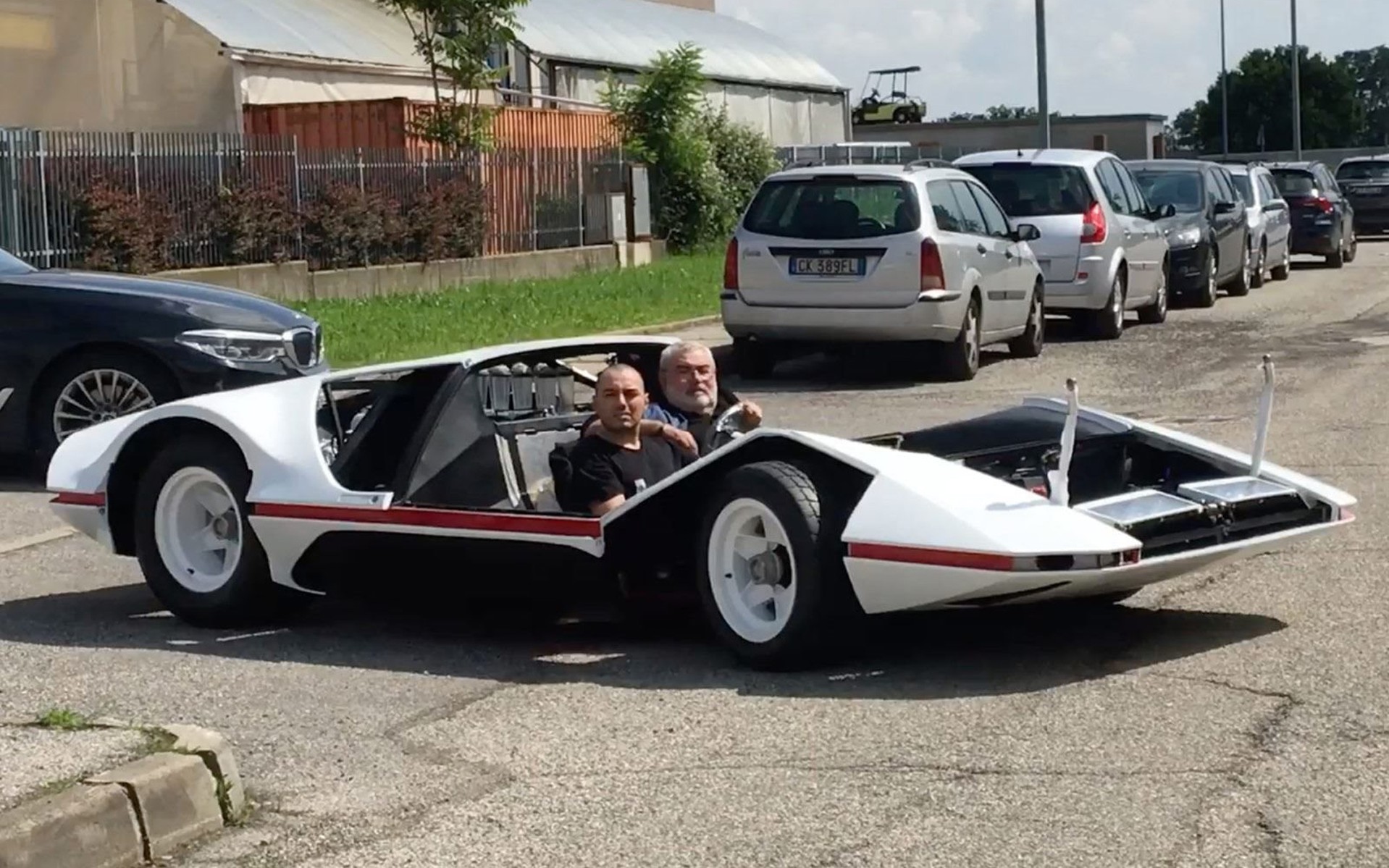 Αυτή η Ferrari βγήκε πρώτη φορά στον δρόμο (video)