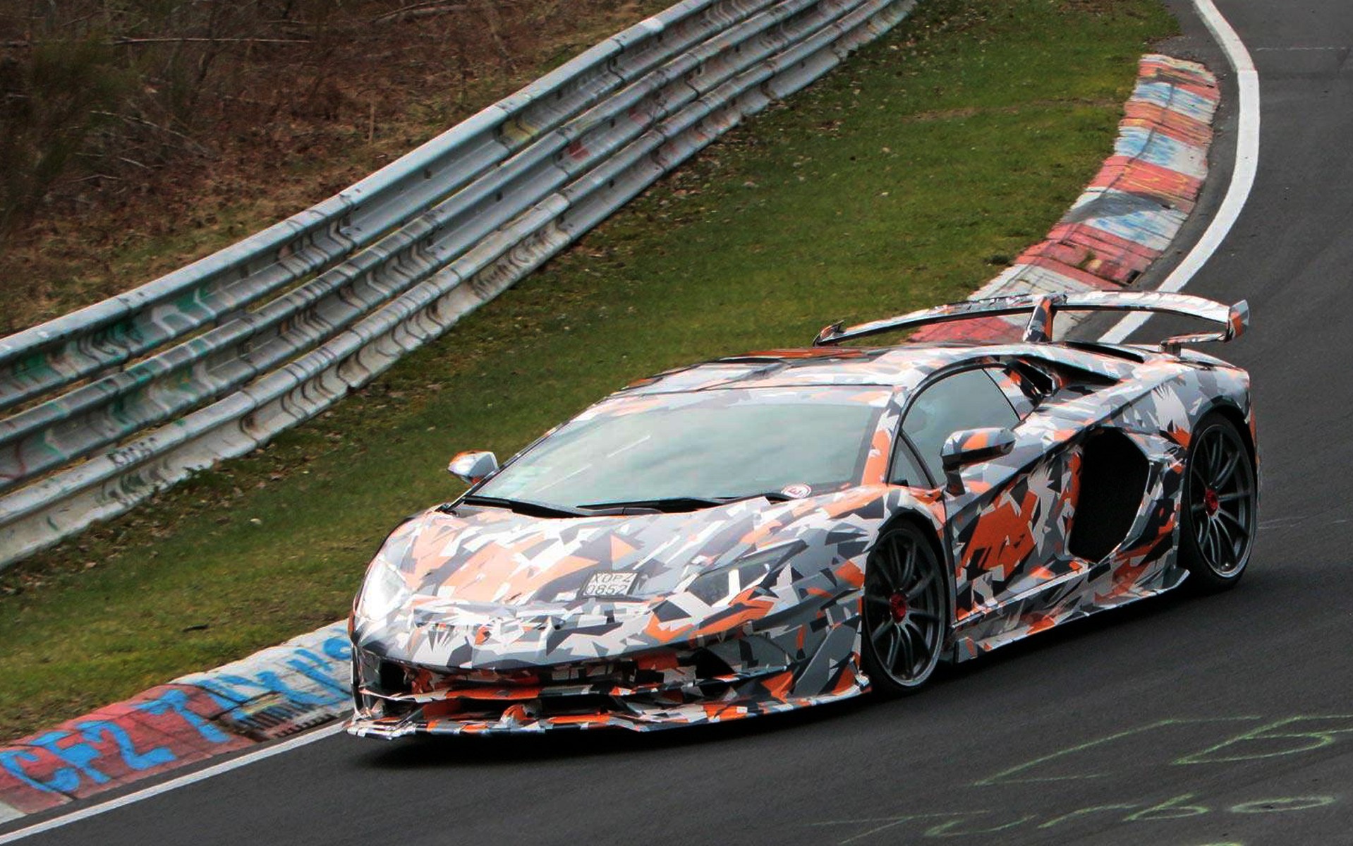 Η Lamborghini Aventador SVJ «απειλεί» την Porsche