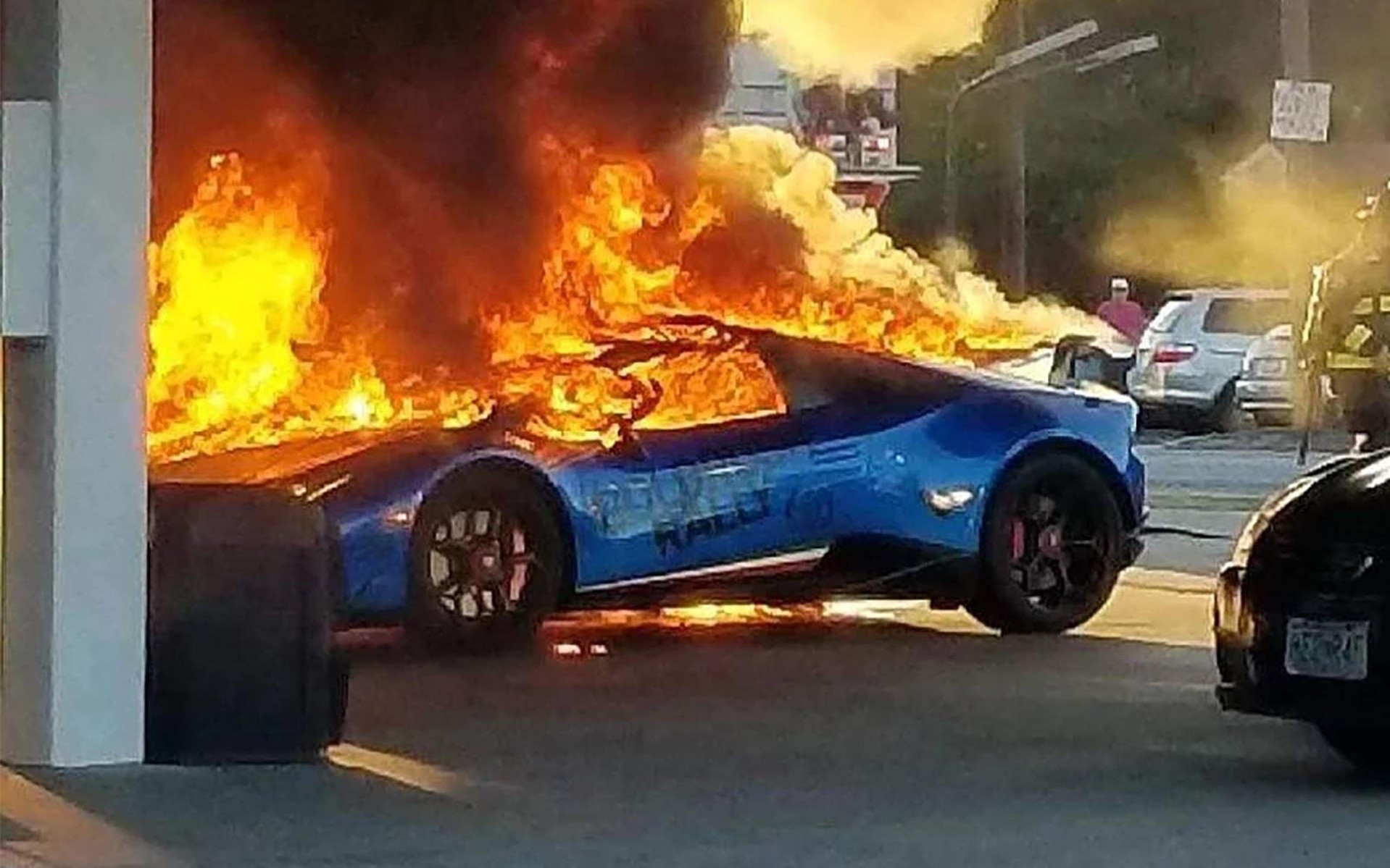 Έβλεπε τη Lamborghini του να τυλίγεται στις φλόγες