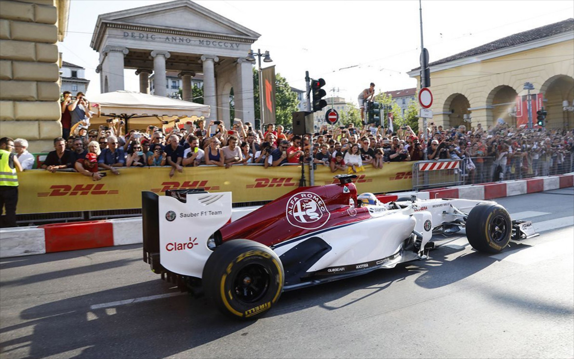 Η Alfa Romeo Sauber F1 έβαλε… φωτιά στο Μιλάνο