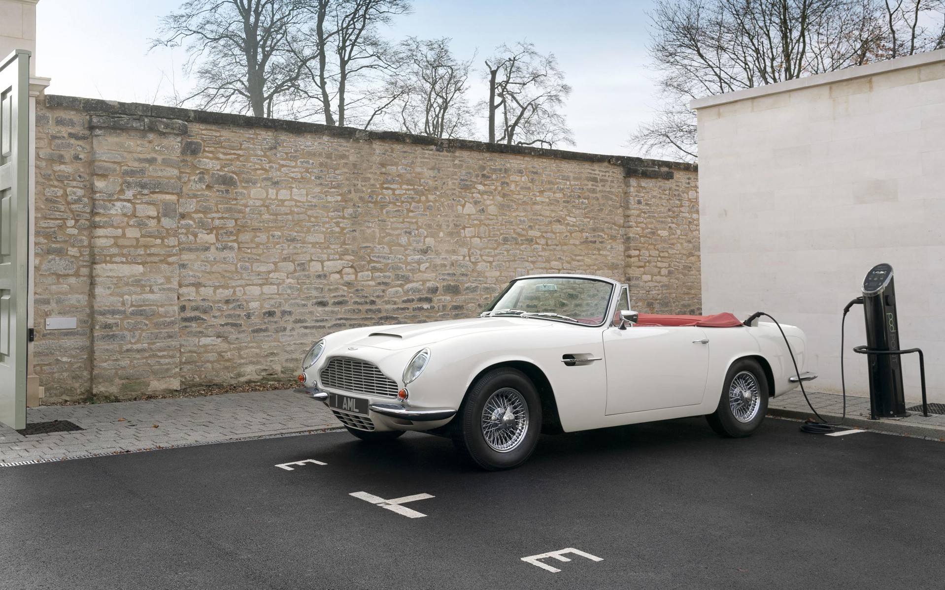 Η Aston Martin βρήκε τον τρόπο να κάνει αθάνατα τα ιστορικά αυτοκίνητα