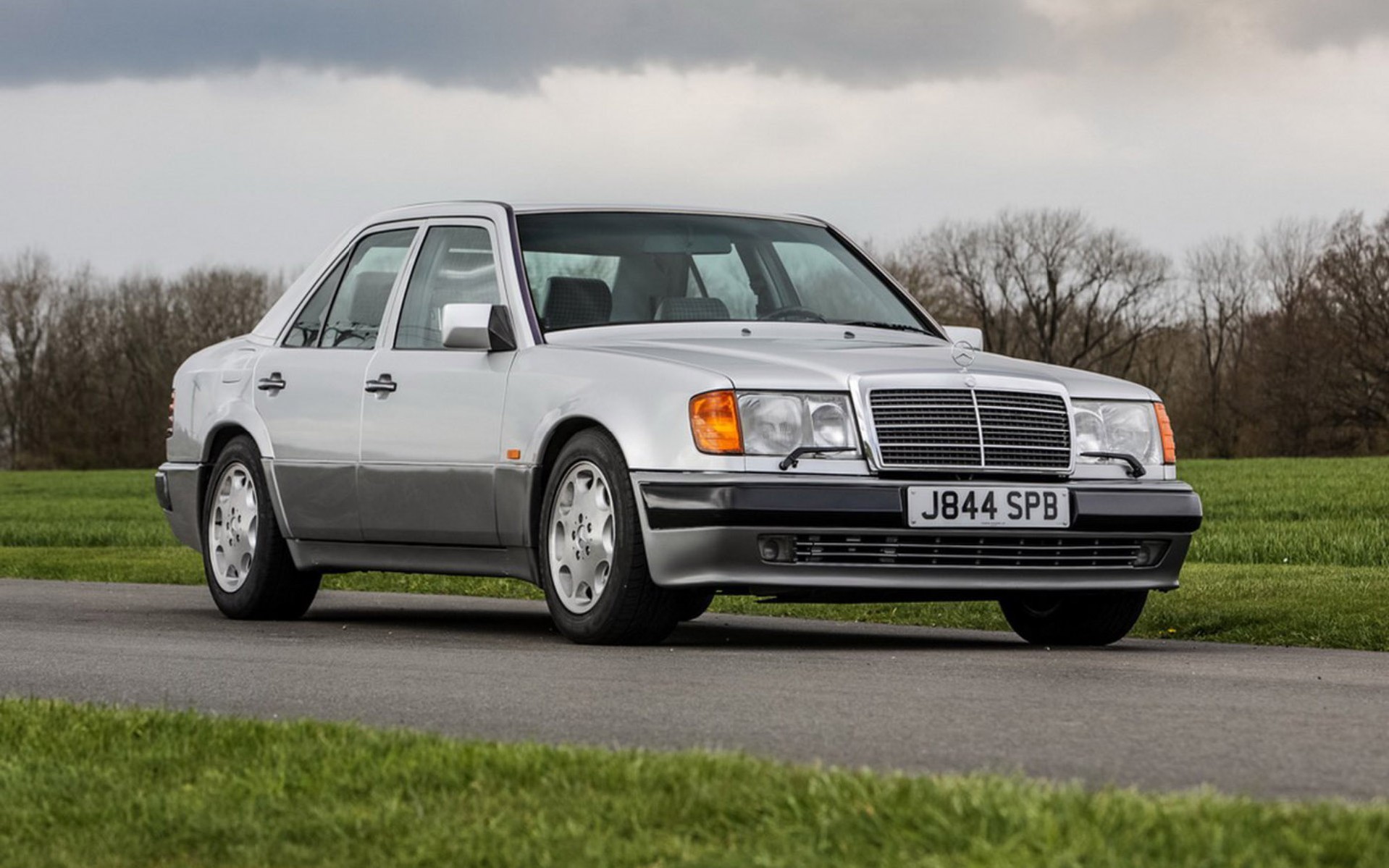 Ποιος ηθοποιός έχει 1 από τις μόλις 29 δεξιοτίμονες Mercedes 500E;