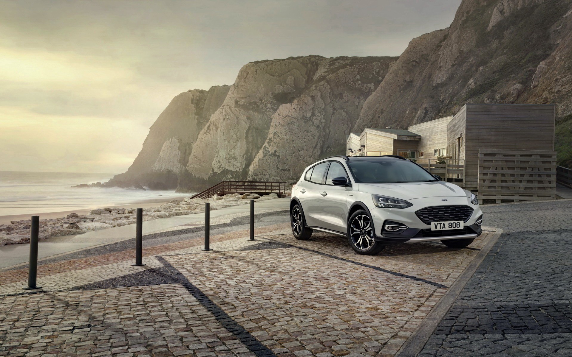 FORD FOCUS ACTIVE. Αυθόρμητα περιπετειώδες Crossover