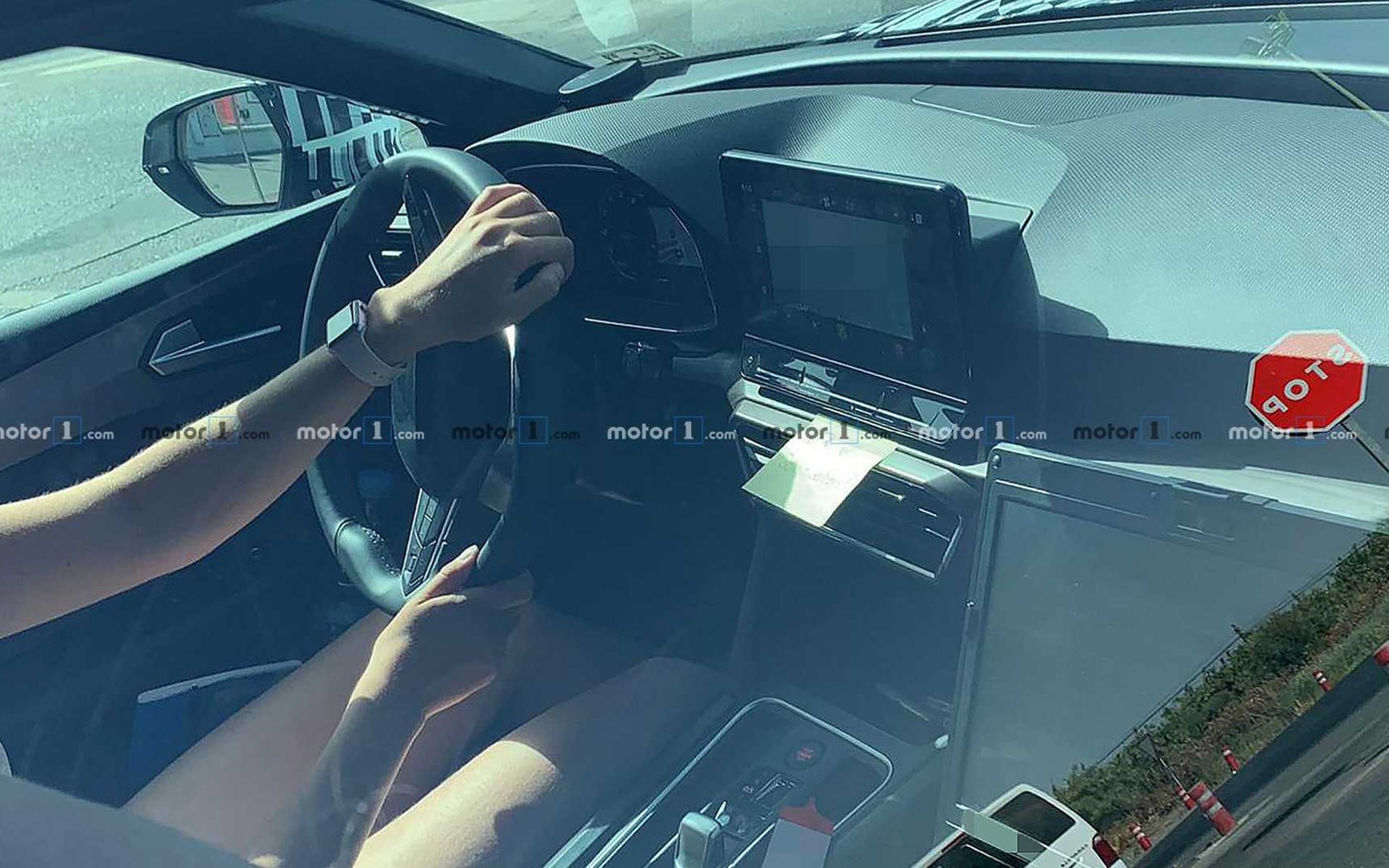 Γεύση από το εσωτερικό του νέου SEAT Leon