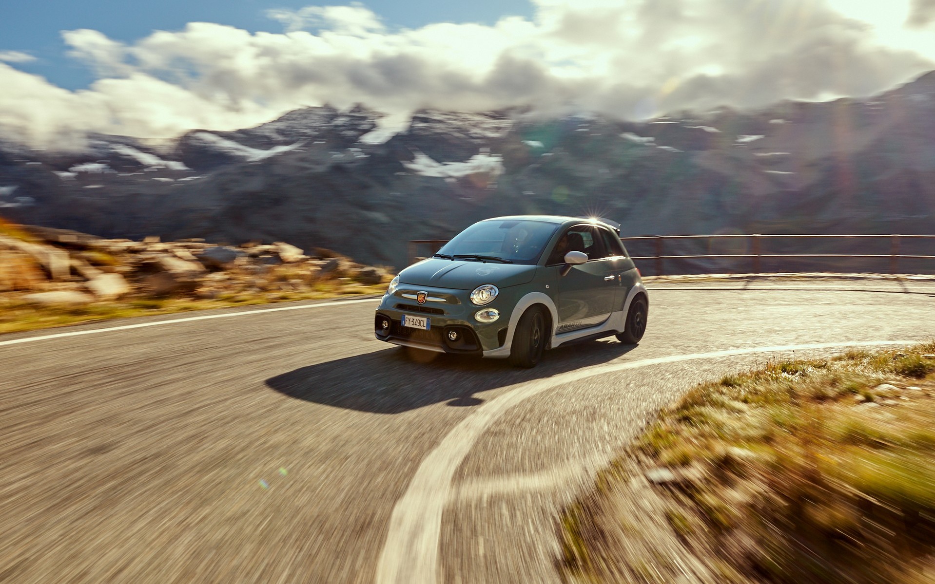 H Abarth γιορτάζει τα 70 της χρόνια παίρνοντας τους δρόμους με το 695 70° Anniversario