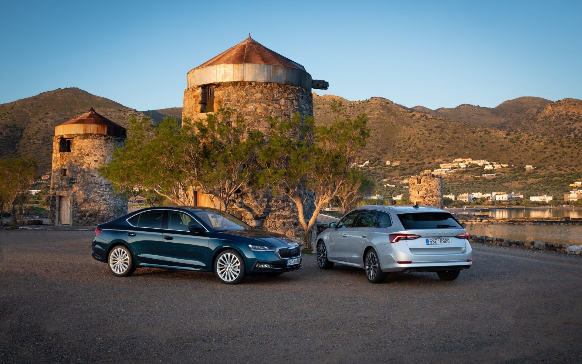 Η νέα Skoda Octavia ποζάρει στο φακό με φόντο την Κρήτη