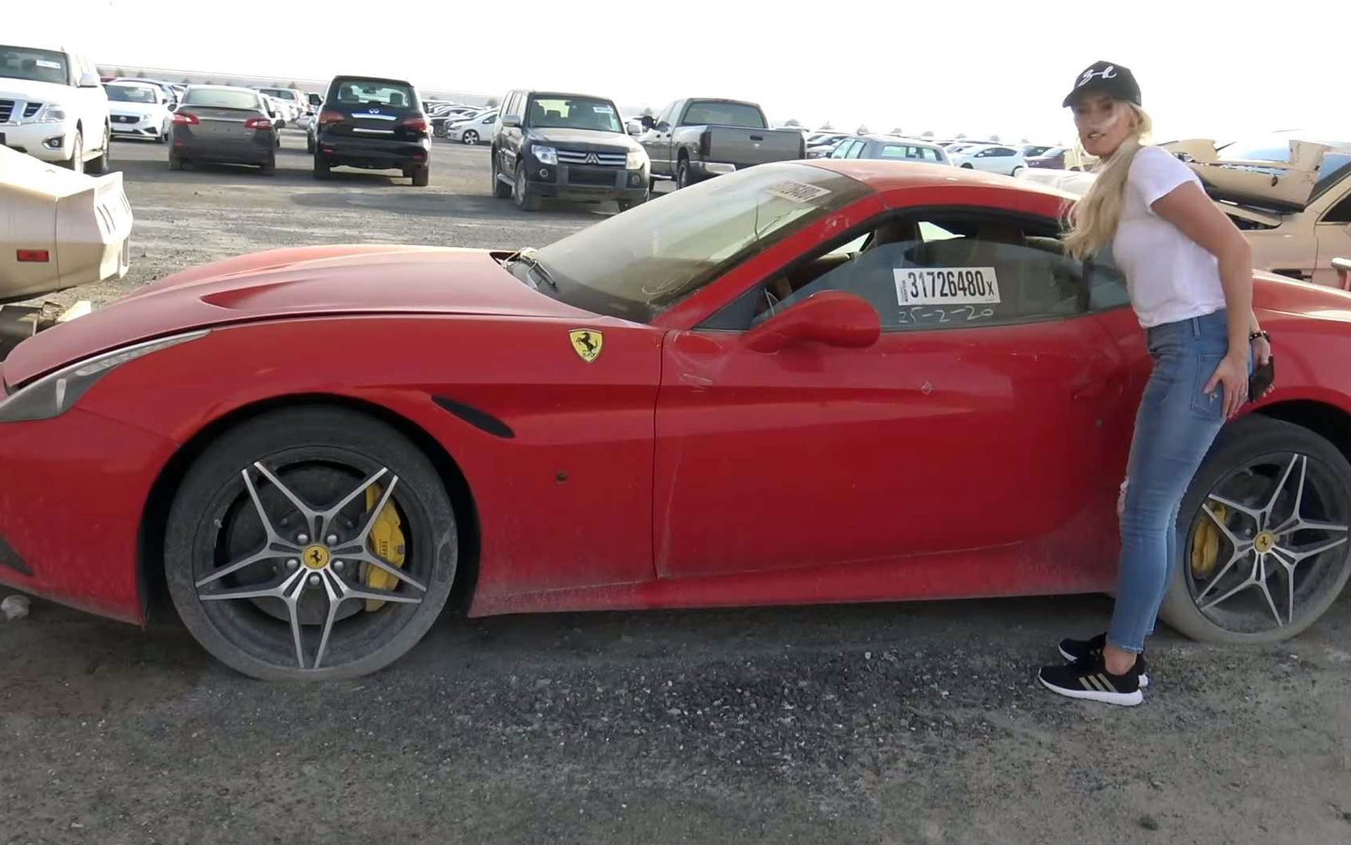 Μια μάντρα γεμάτη παρατημένα supercar και πολυτελή οχήματα (video)