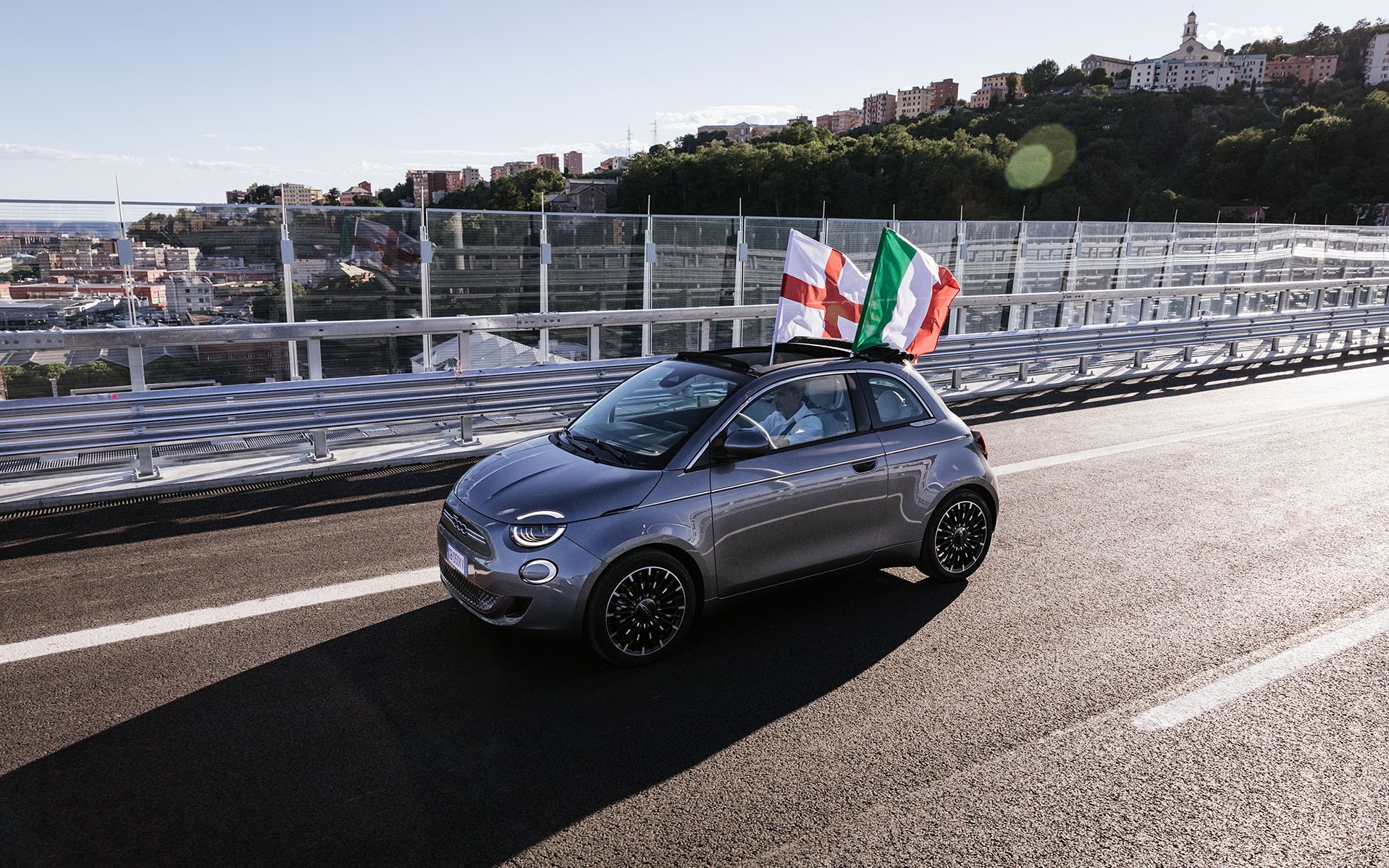 Το αμιγώς ηλεκτρικό Fiat 500 εγκαινίασε την κυκλοφορία στη νέα γέφυρα San Giorgio στη Γένοβα