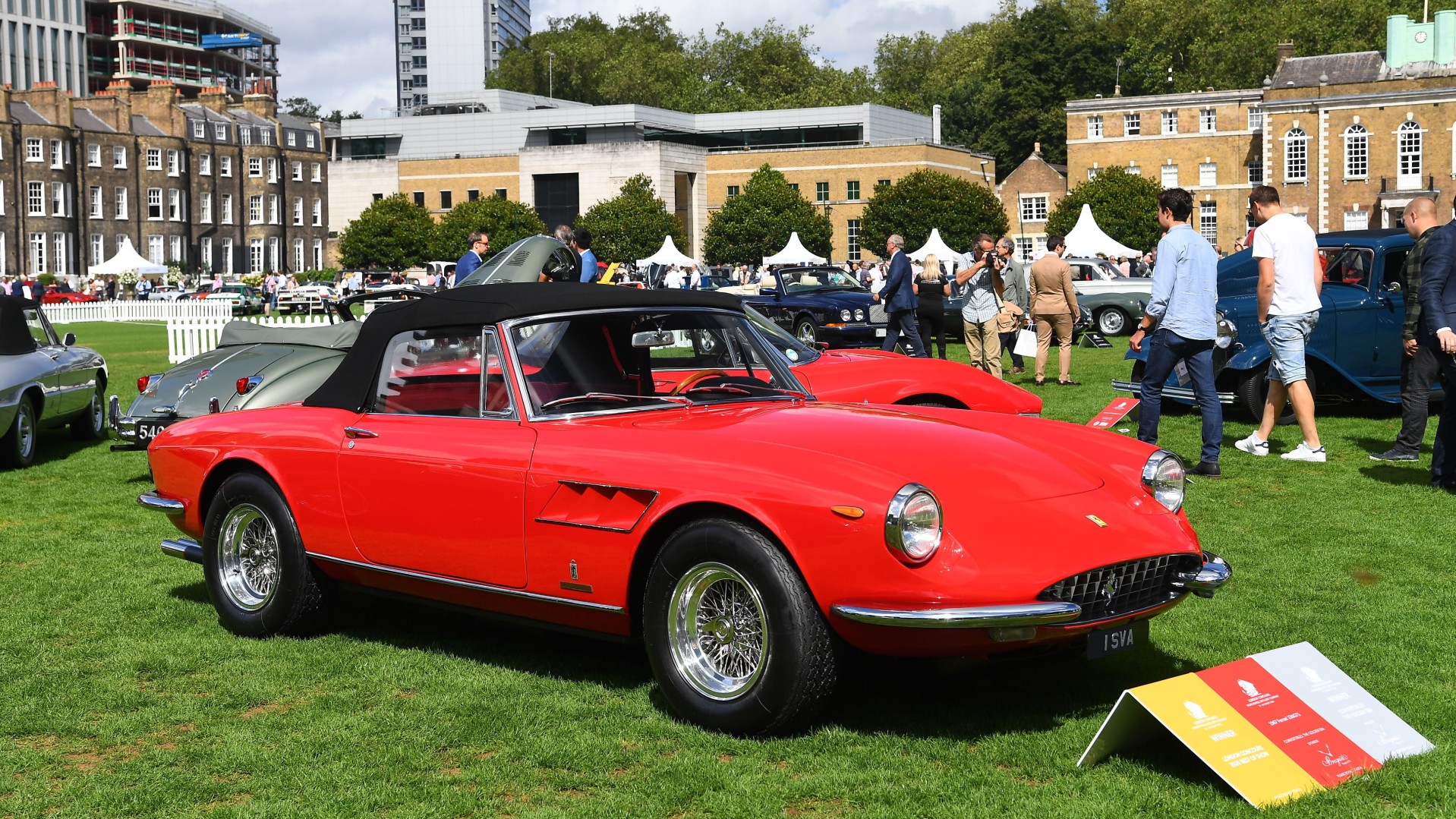 Μία σπάνια Ferrari 330 GTS βραβεύτηκε ως «Το καλύτερων όλων» σε show του Λονδίνου