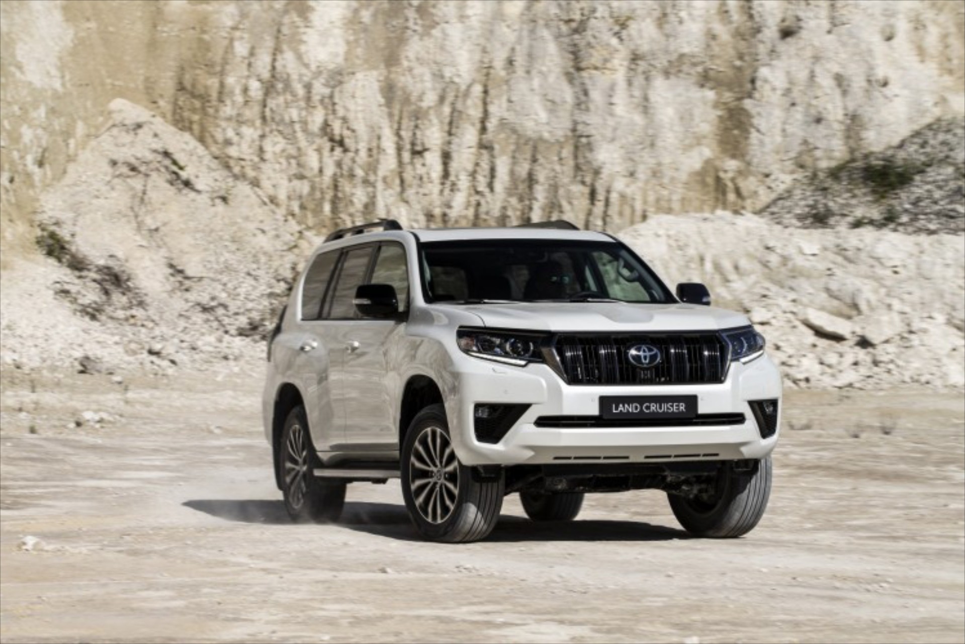 Νέο Toyota Land Cruiser με περισσότερη δύναμη και Black Pack