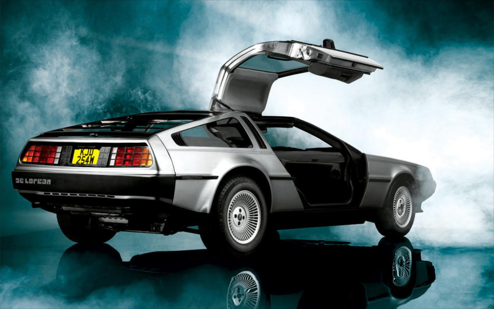 Movie Car: DeLorean DMC-12 - Back to the Future (Video)