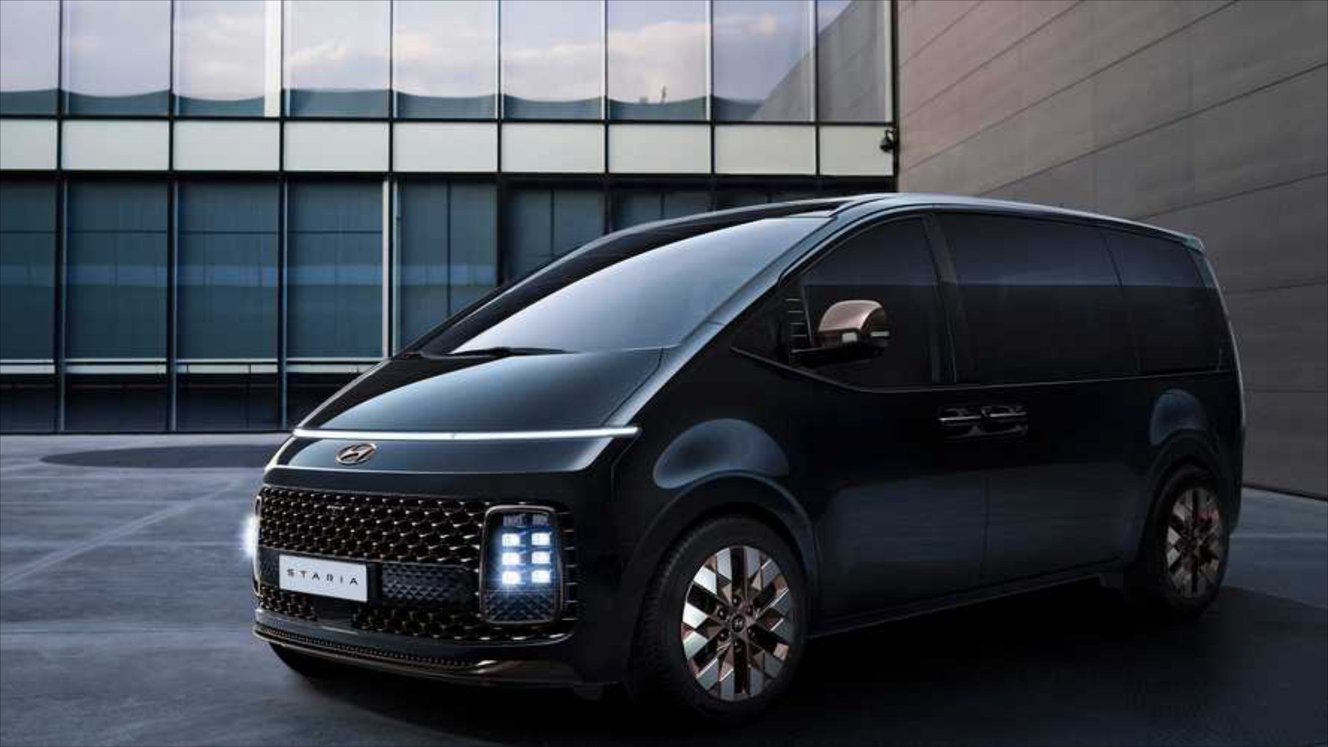 Hyundai Staria MPV: Τελικά είναι όσο διαστημικό το φανταζόμασταν