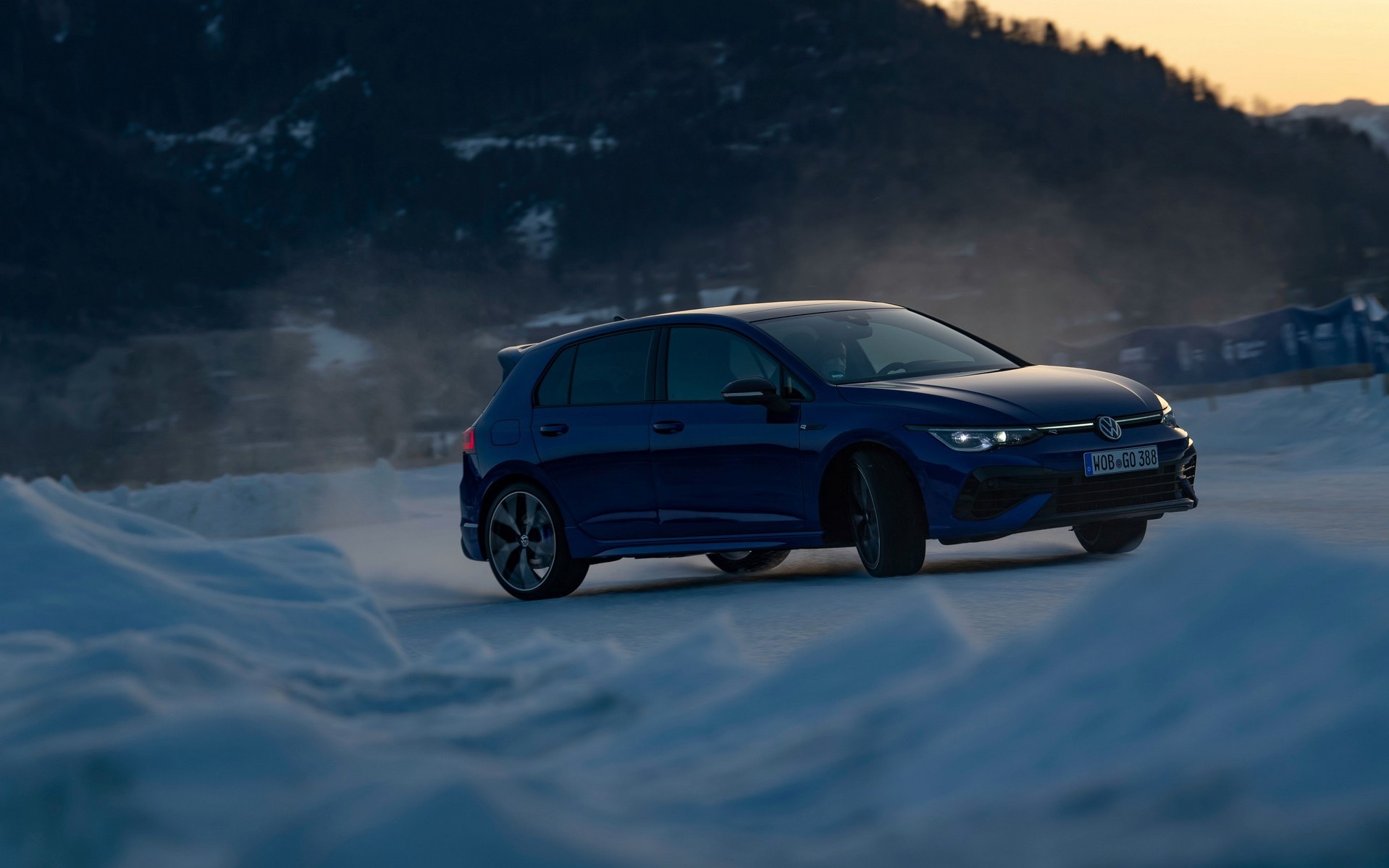 Το Volkswagen Golf R ξεδιπλώνει τις αρετές του στο χιόνι! (video)