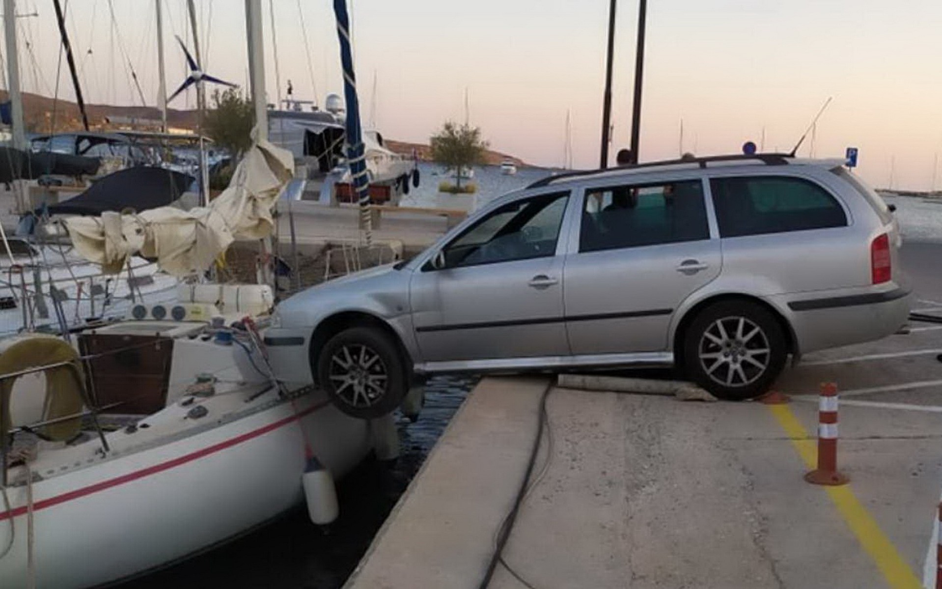 Αυτοκίνητο συγκρούστηκε με ιστιοπλοϊκό! 