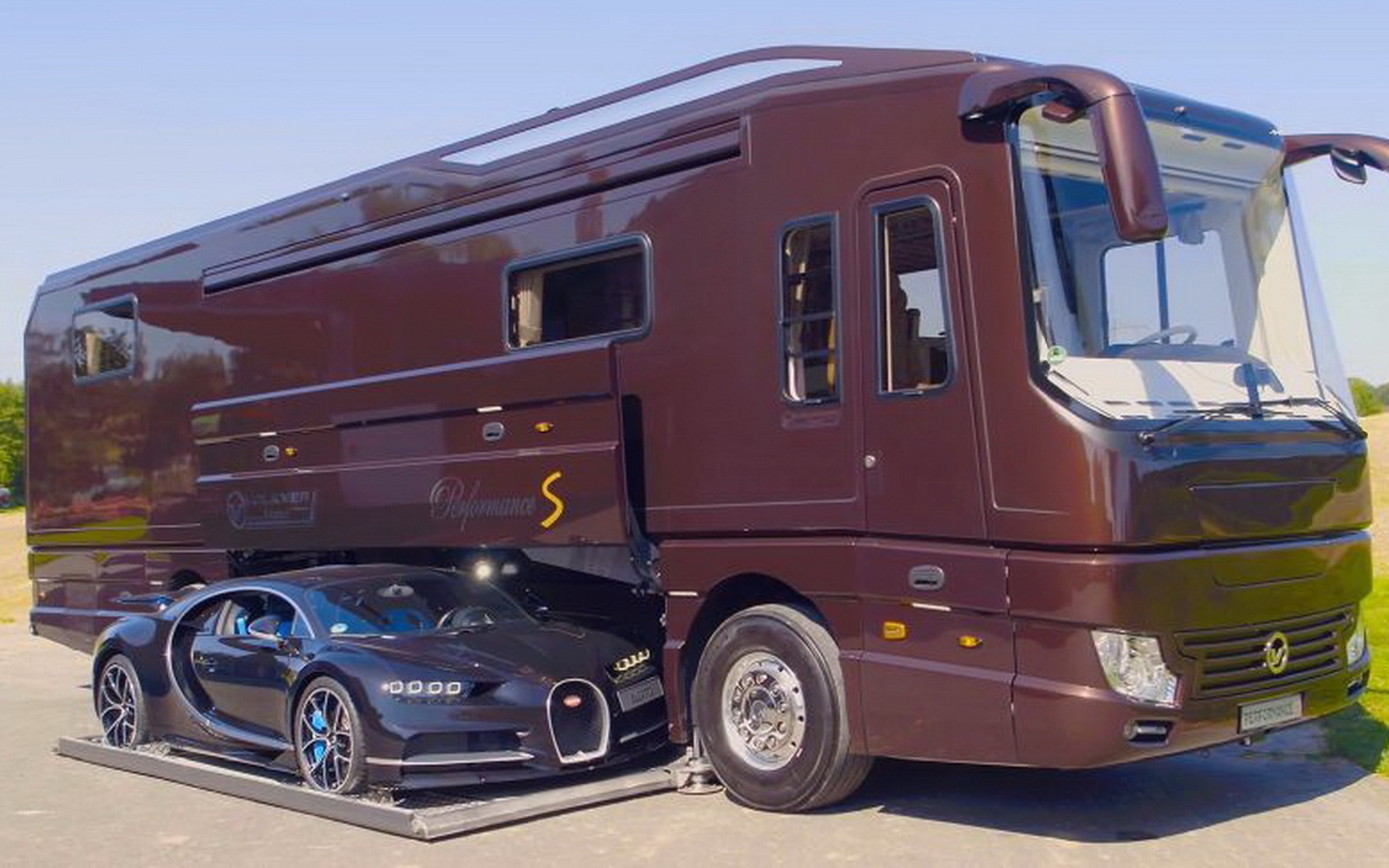 Αυτό το αυτοκινούμενο τροχόσπιτο κοστίζει 6,5 εκατομμύρια και έχει μια Bugatti στο γκαράζ του! [Video]