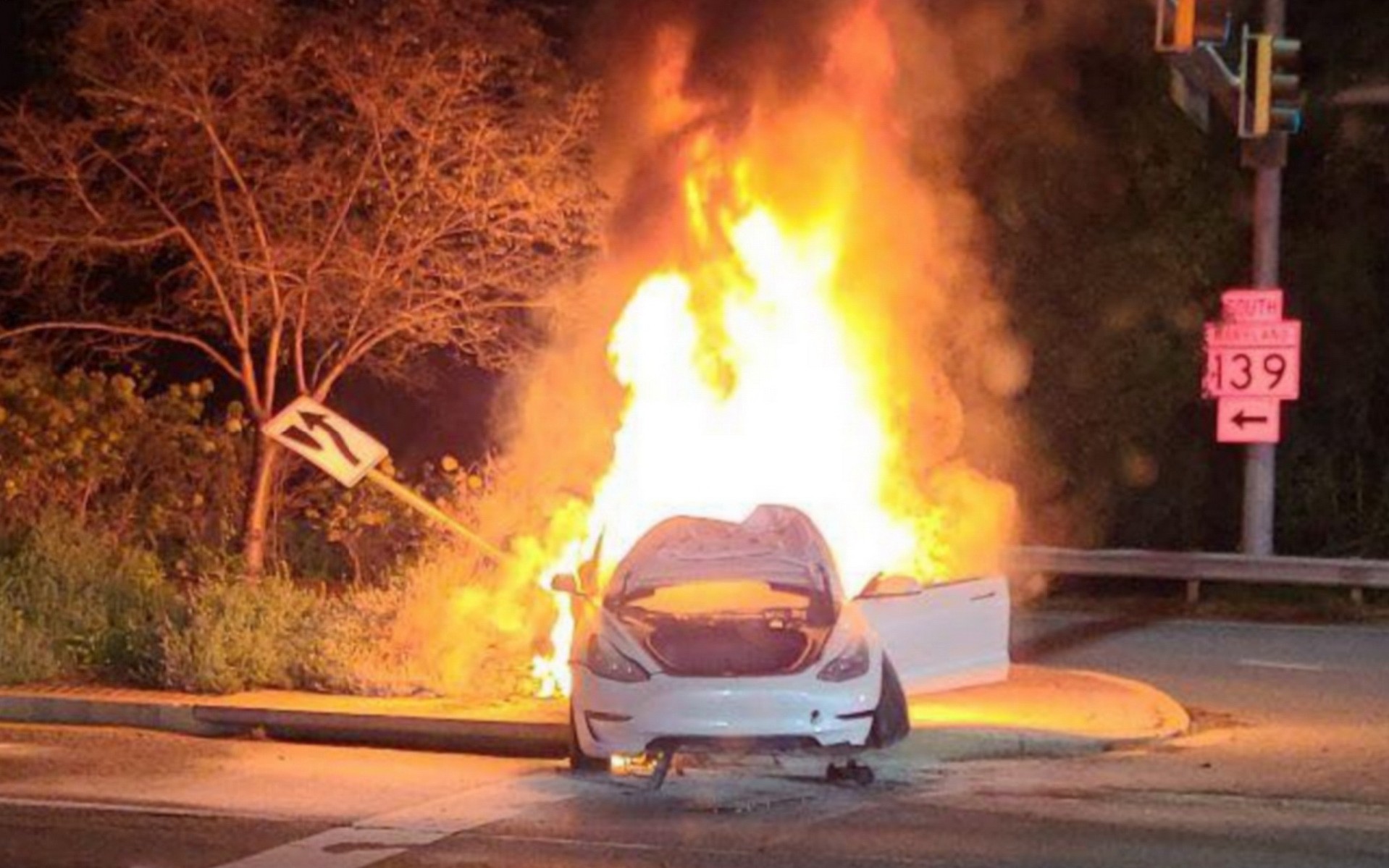 Τι συμβαίνει με τα Tesla; Ένα ακόμη τυλίχθηκε στις φλόγες