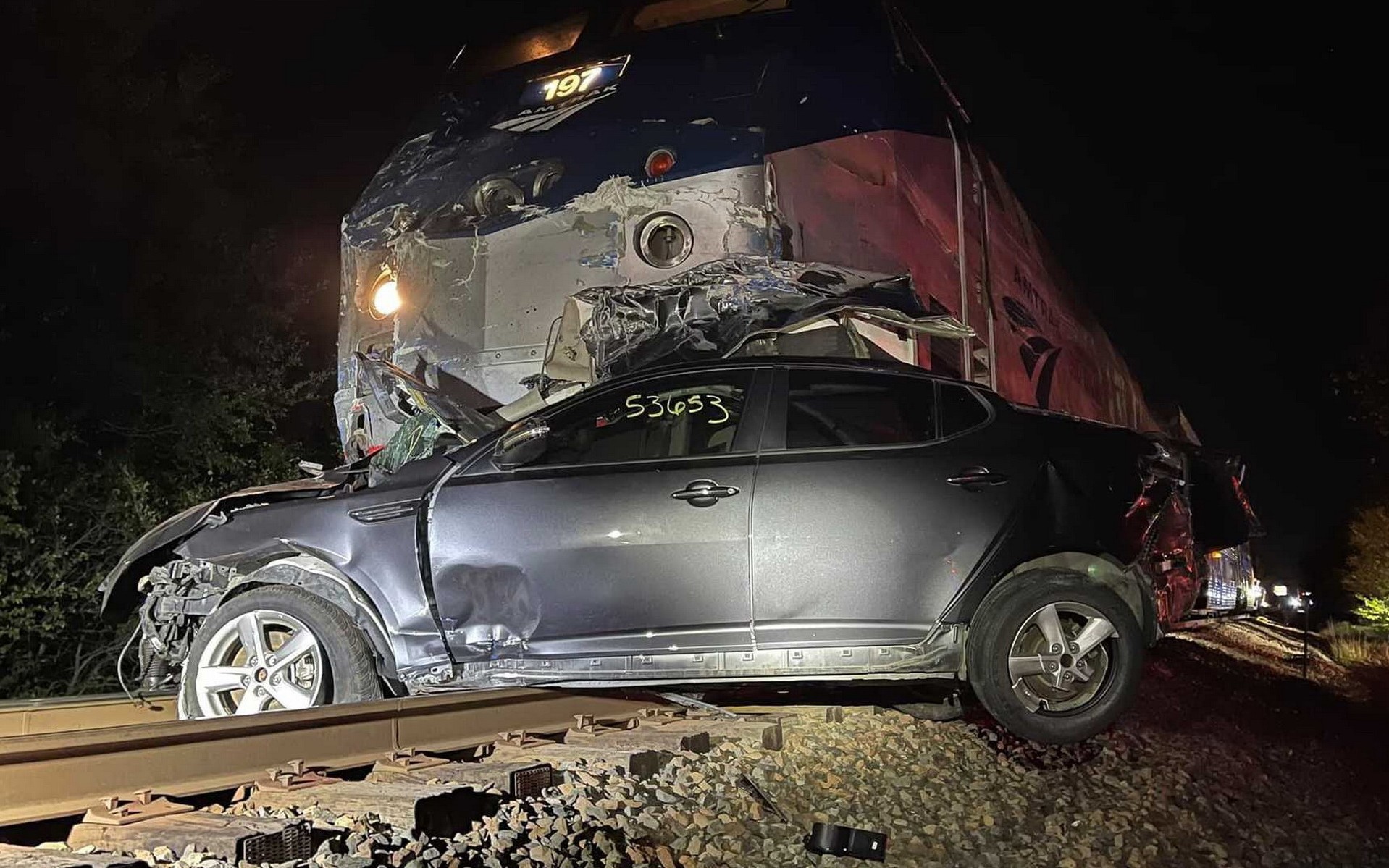 Τρένο διαλύει φορτηγό που μετέφερε αυτοκίνητα [Video]