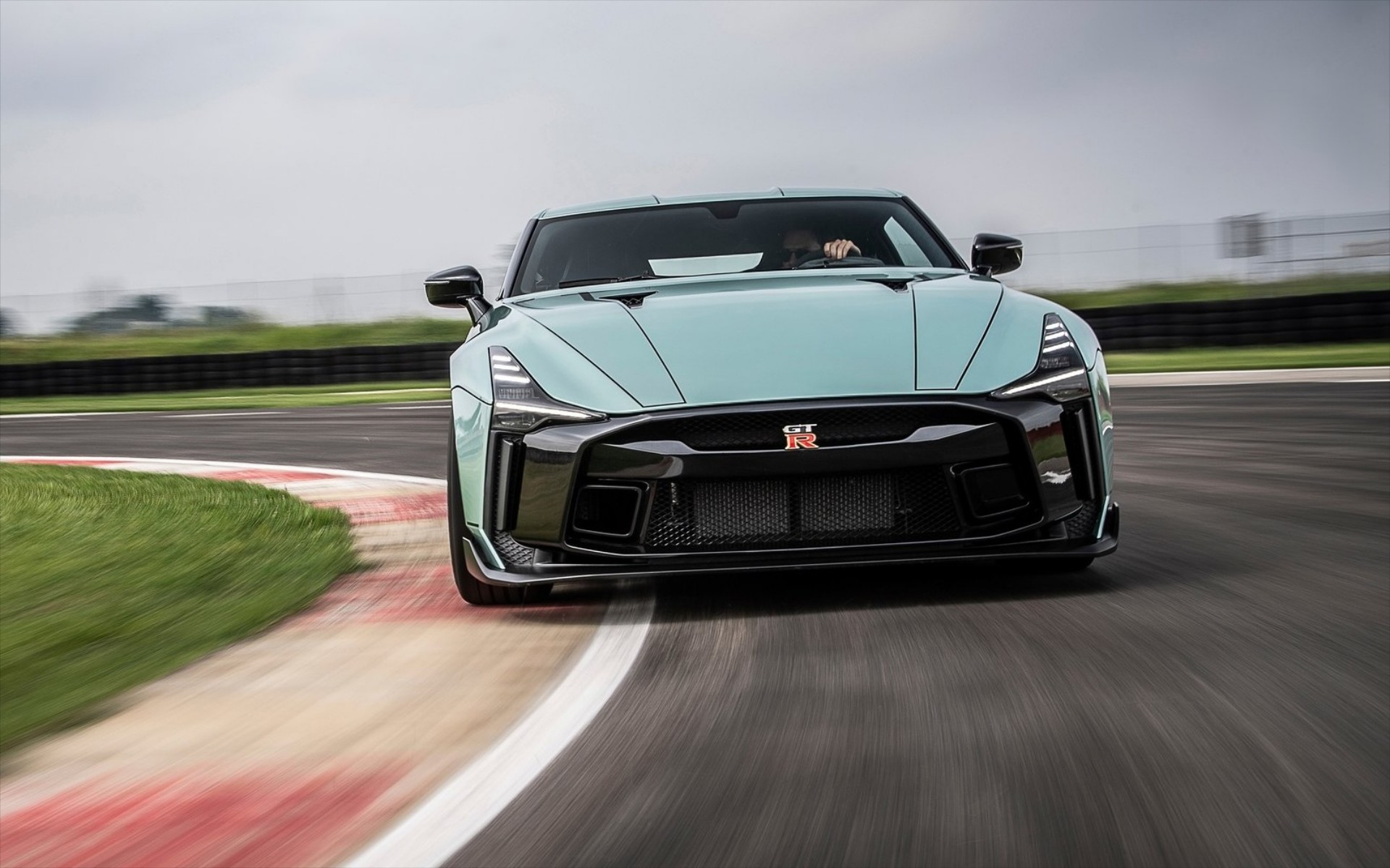 Ξεκίνησαν οι παραδόσεις του εκθαμβωτικού Nissan GT-R50 του 1 εκατ. ευρώ 