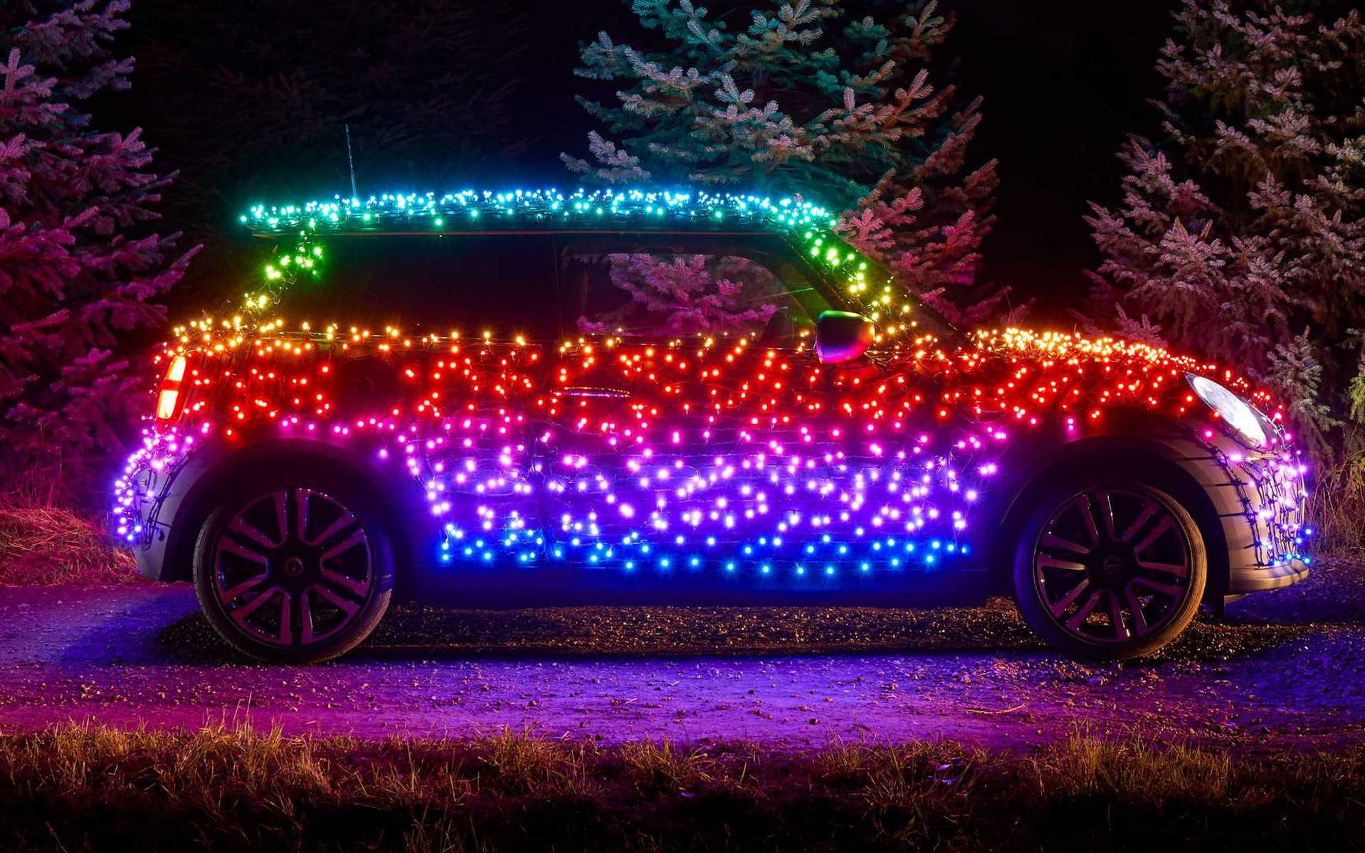 Η Mini στολίζει ένα Cooper με 2.000 LED για φιλανθρωπικούς σκοπούς!