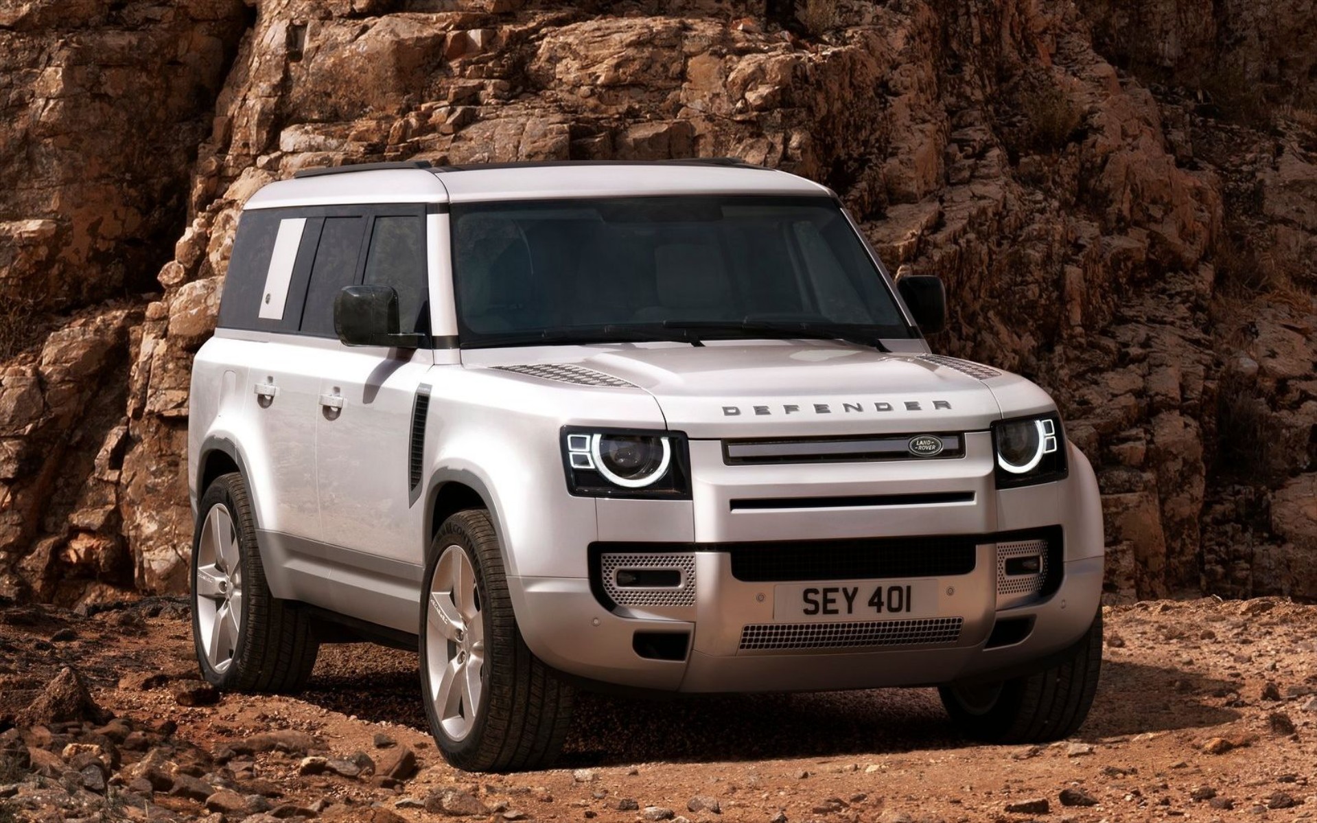 Τεράστιο και 8-θέσιο το νέο Land Rover Defender 130