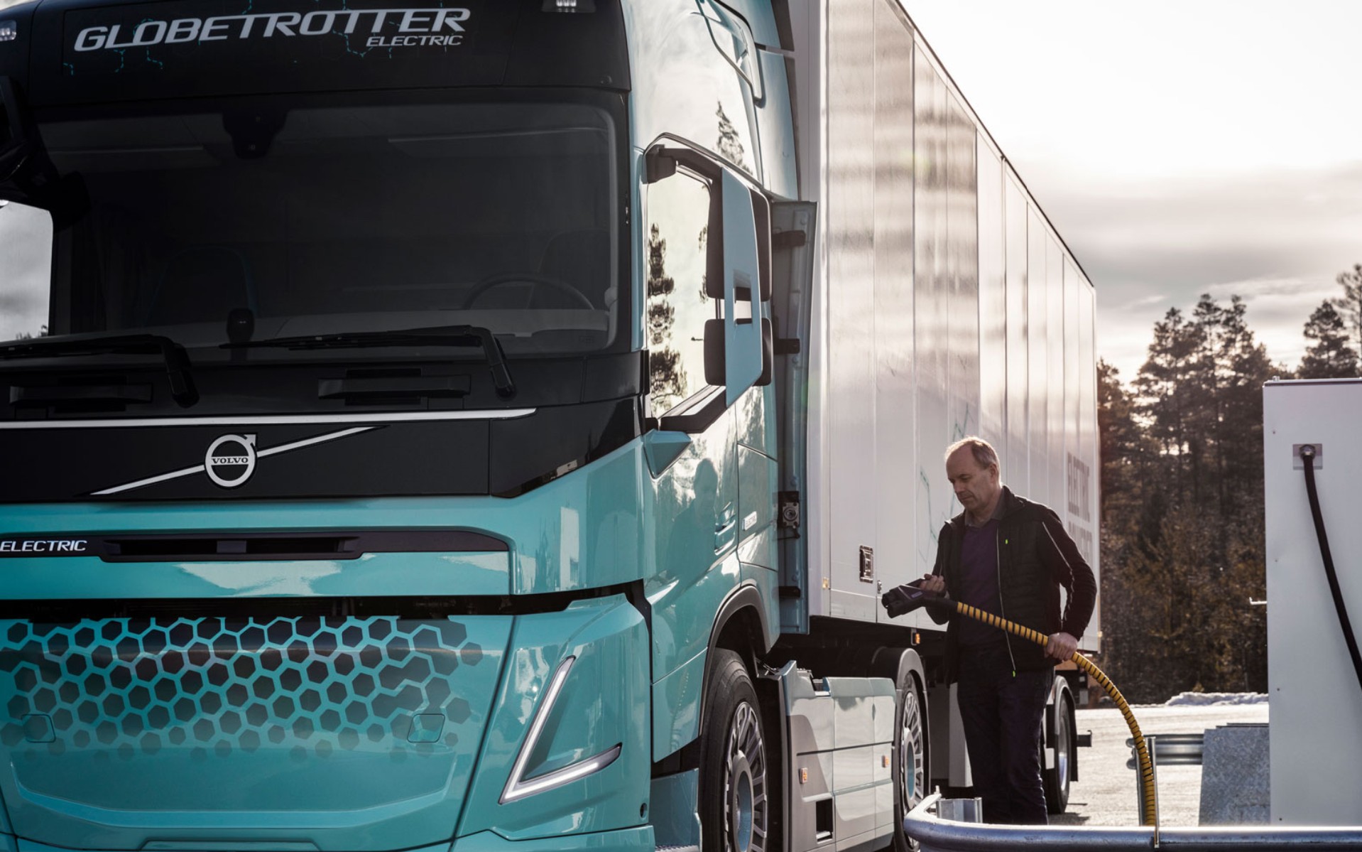 Αποκλειστικό: Έτοιμες οι πρώτες θέσεις φόρτισης ηλεκτρικών φορτηγών στην Ελλάδα!