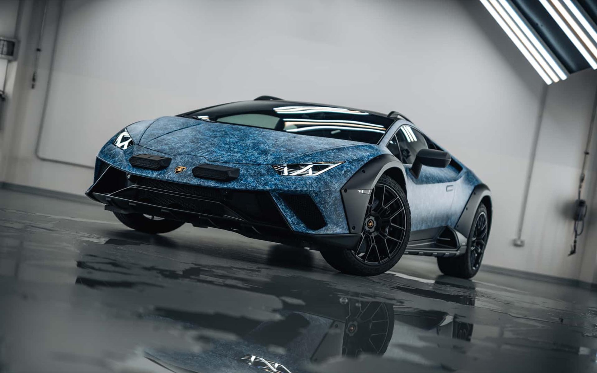 Δεν θα πιστέψεις πόσες ώρες έβαφαν αυτή τη Lamborghini!