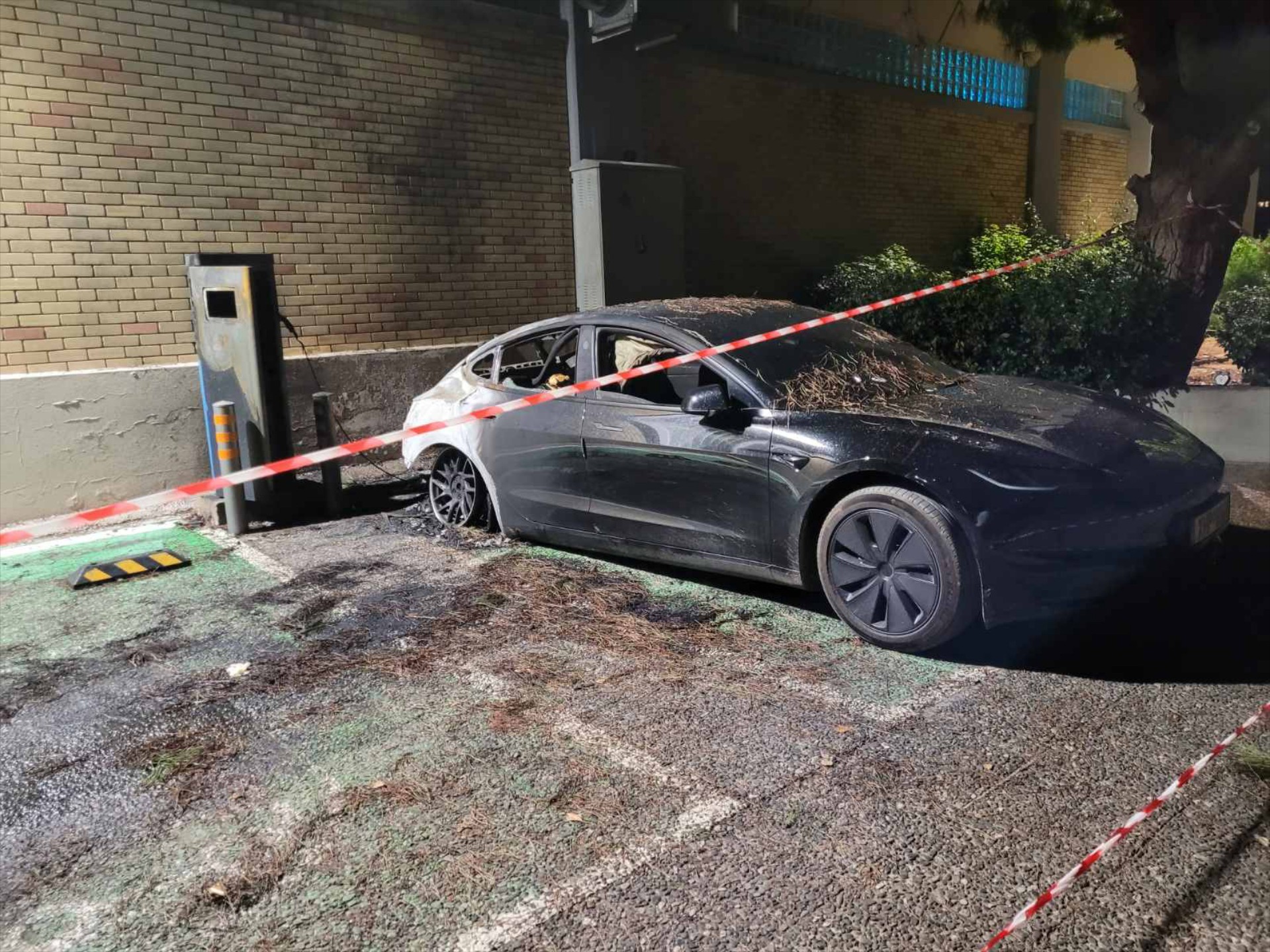 Λαμπάδιασε Tesla στην Αθήνα – Δεν έπαθε τίποτα η μπαταρία (αποκλειστικές εικόνες)