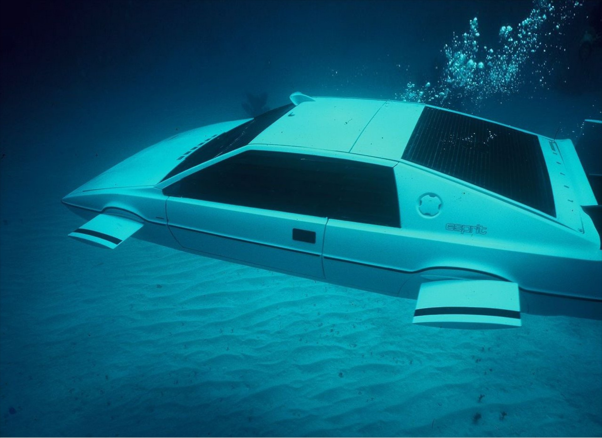 Βρήκε τη Lotus του 007 σε κοντέινερ που αγόρασε!