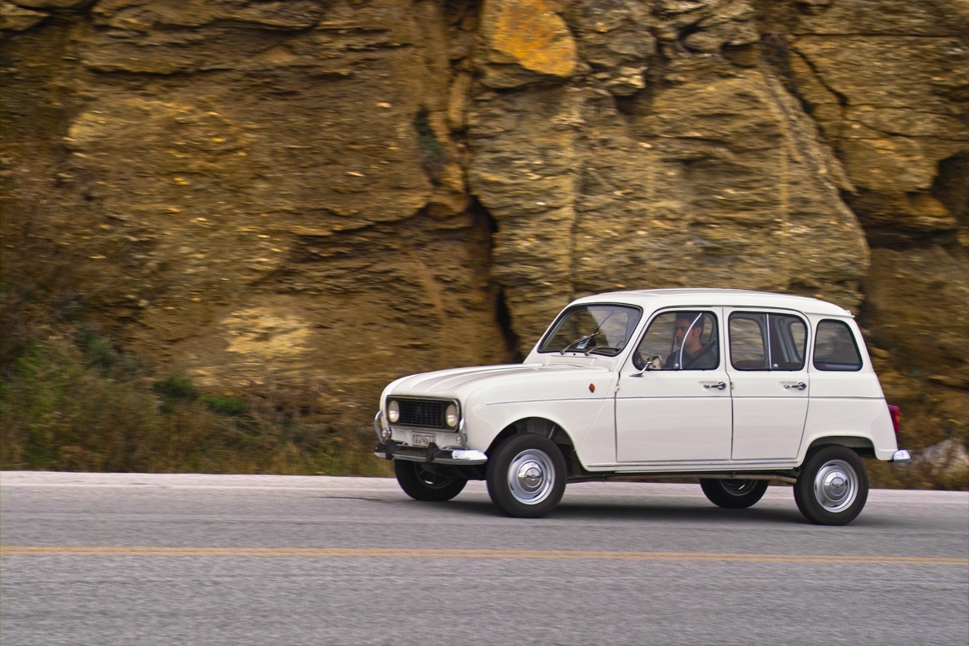 ΟΔΗΓΟΥΜΕ Renault 4L: Βασικά πρωτοποριακό