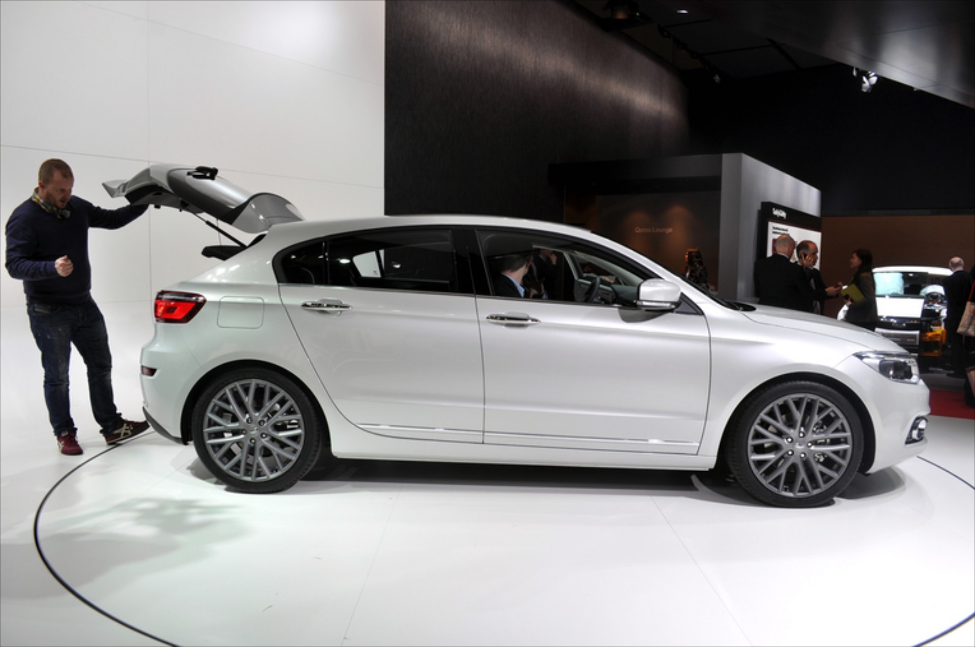 Πρεμιέρα για το 5θυρο χάτσμπακ Qoros 3