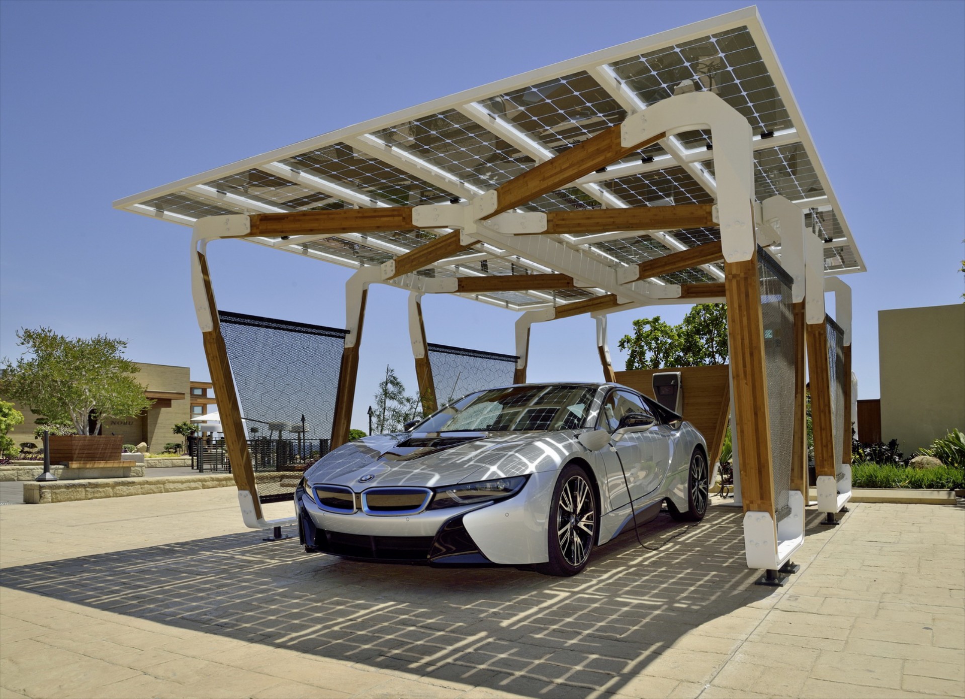 Γκαράζ από μπαμπού της BMW φορτίζει ηλεκτρικά αυτοκίνητα