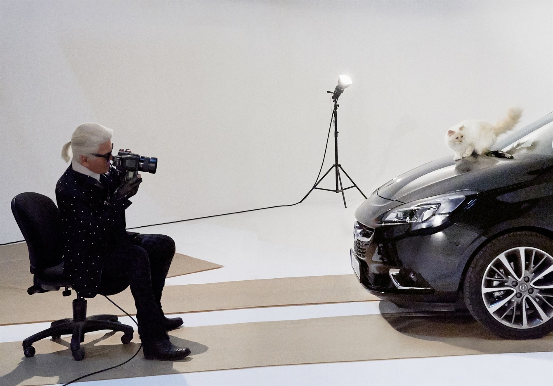 O Karl Lagerfeld φωτογραφίζει το Opel Corsa