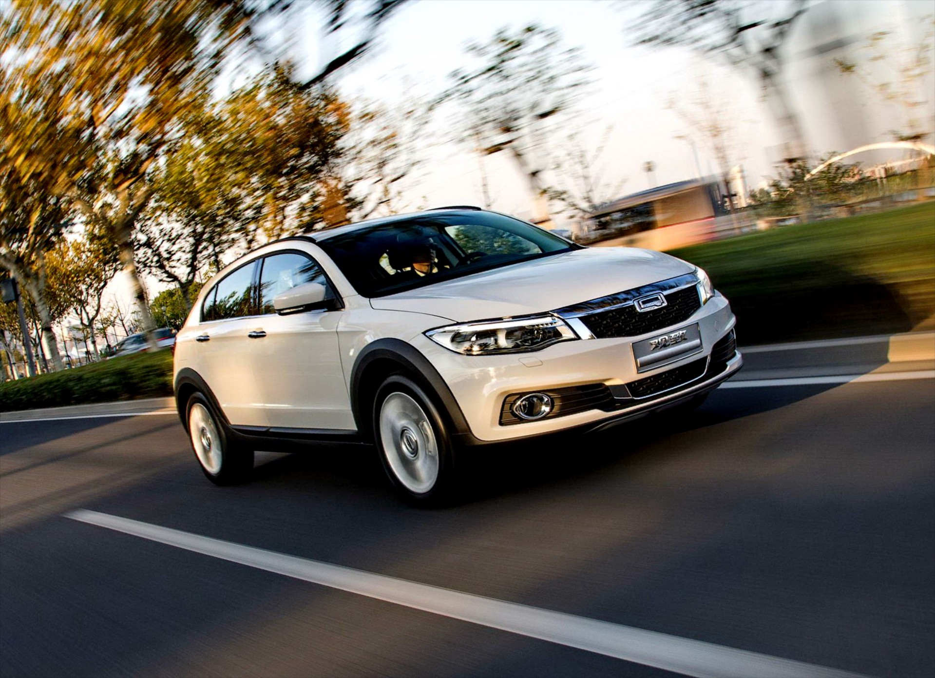 Νέο Qoros 3 City SUV 1.6 Turbo