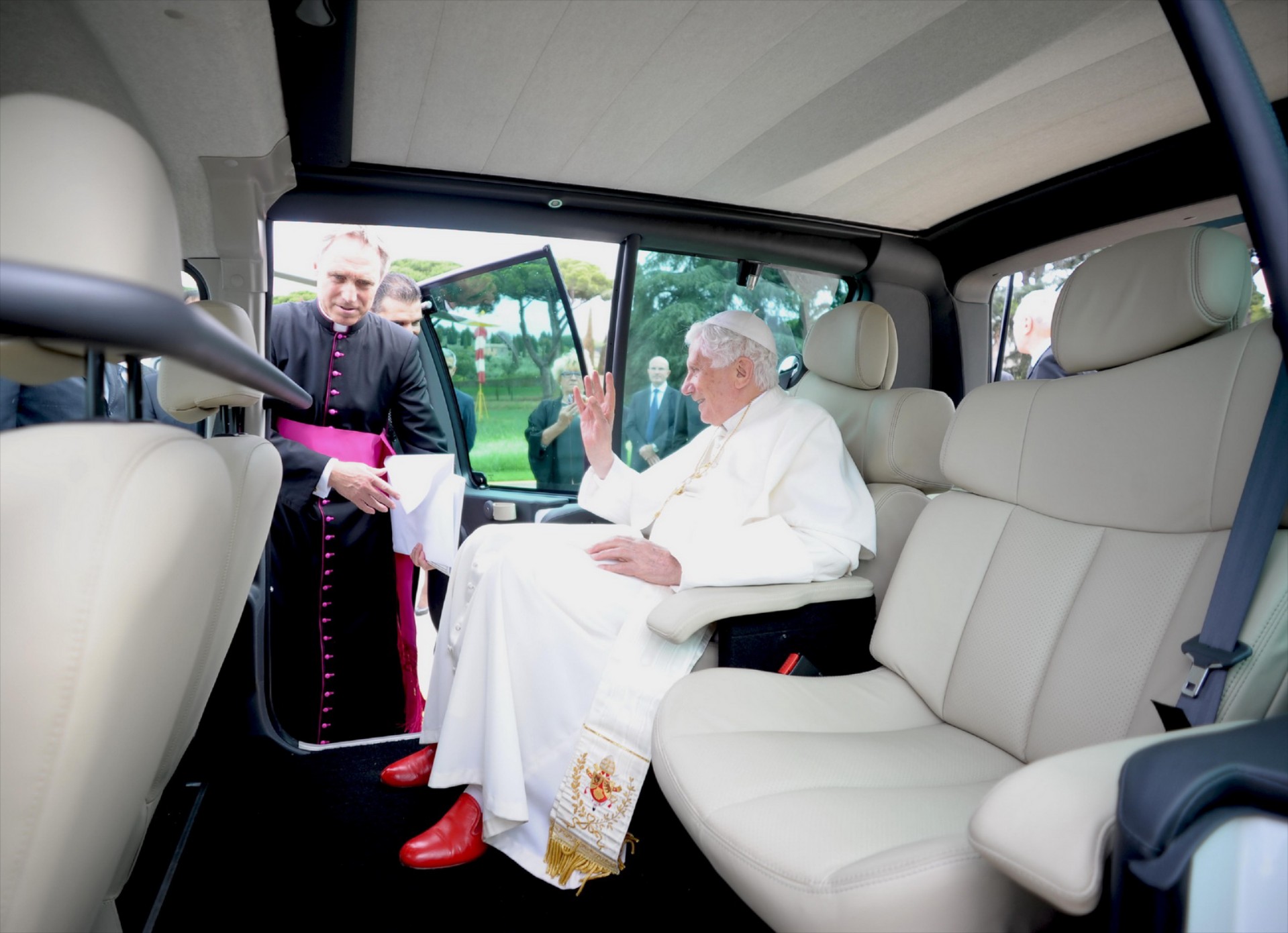 Ο Πάπας μπαίνει στην πρίζα (Video)